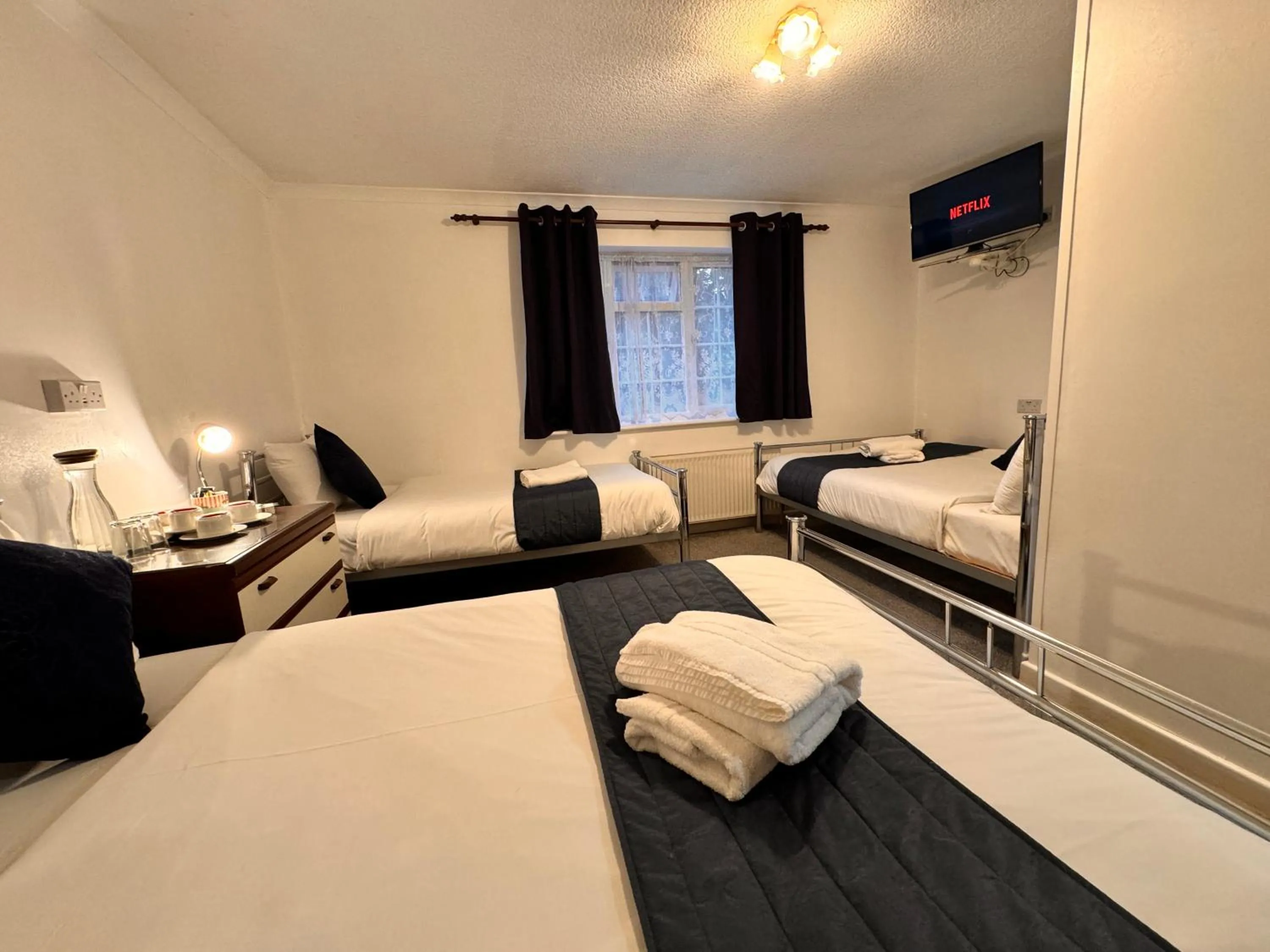 Bed in All Seasons Gatwick Guest House & Parking