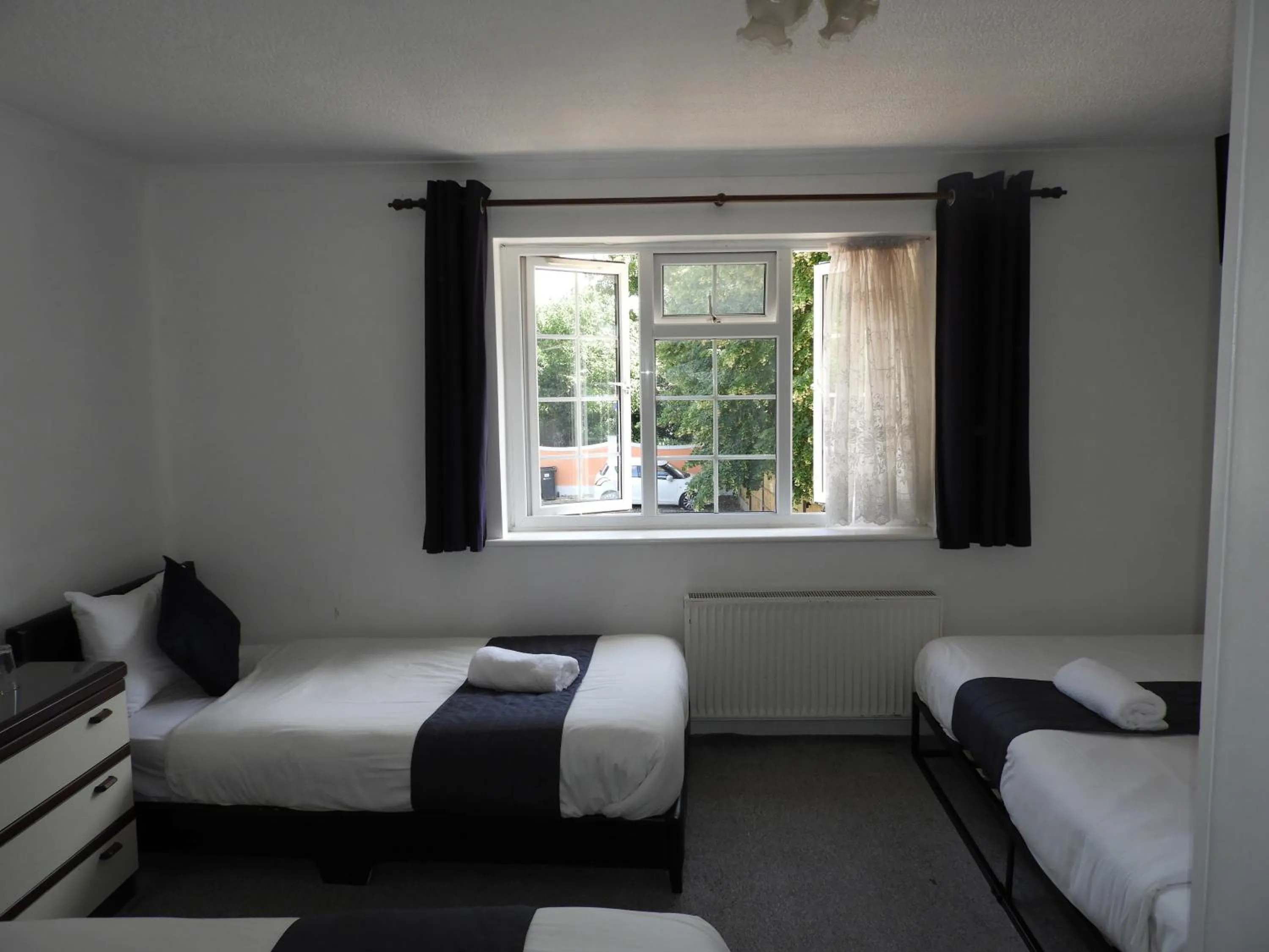 View (from property/room), Bed in All Seasons Gatwick Guest House & Parking