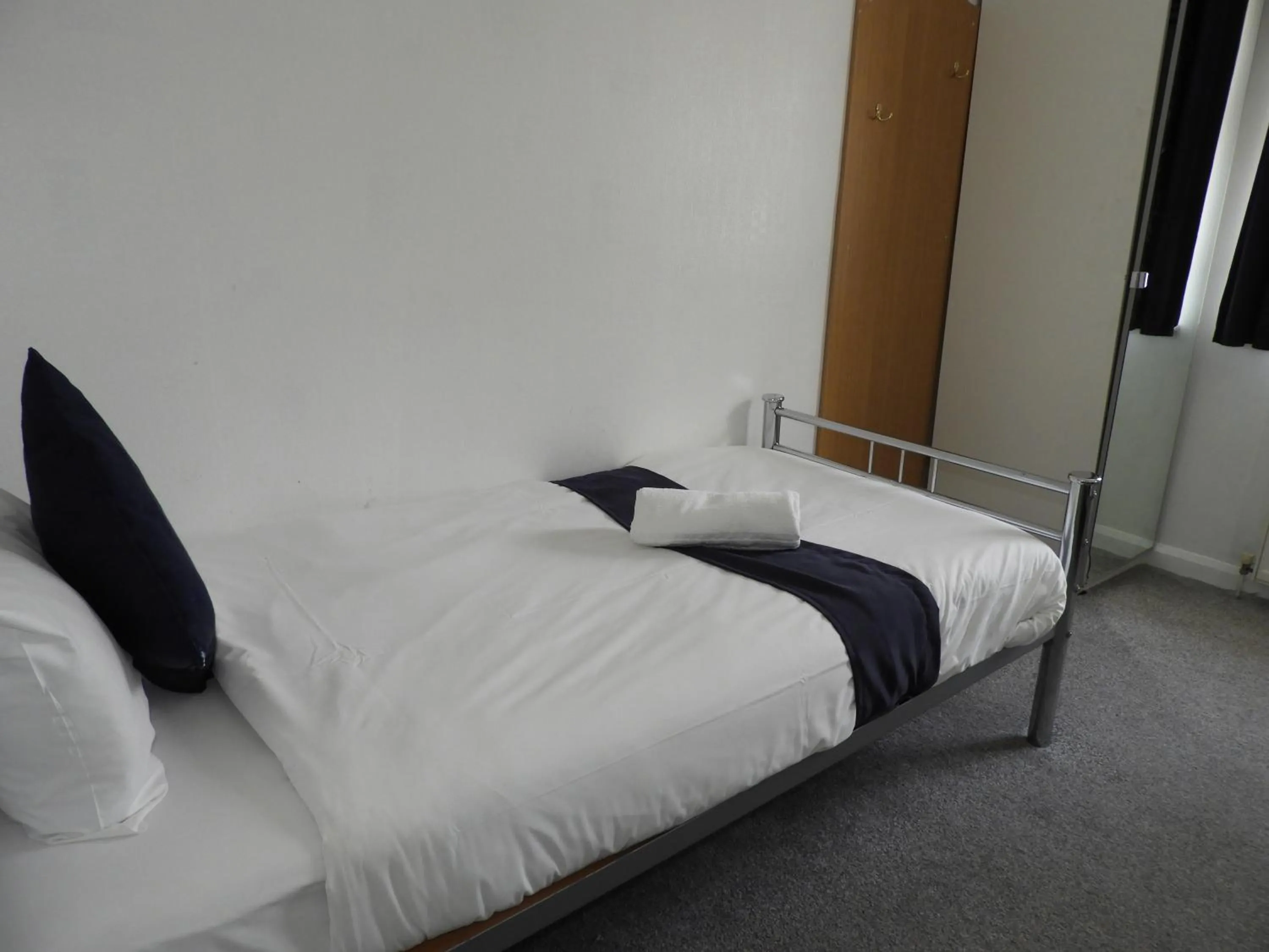 Bed in All Seasons Gatwick Guest House & Parking