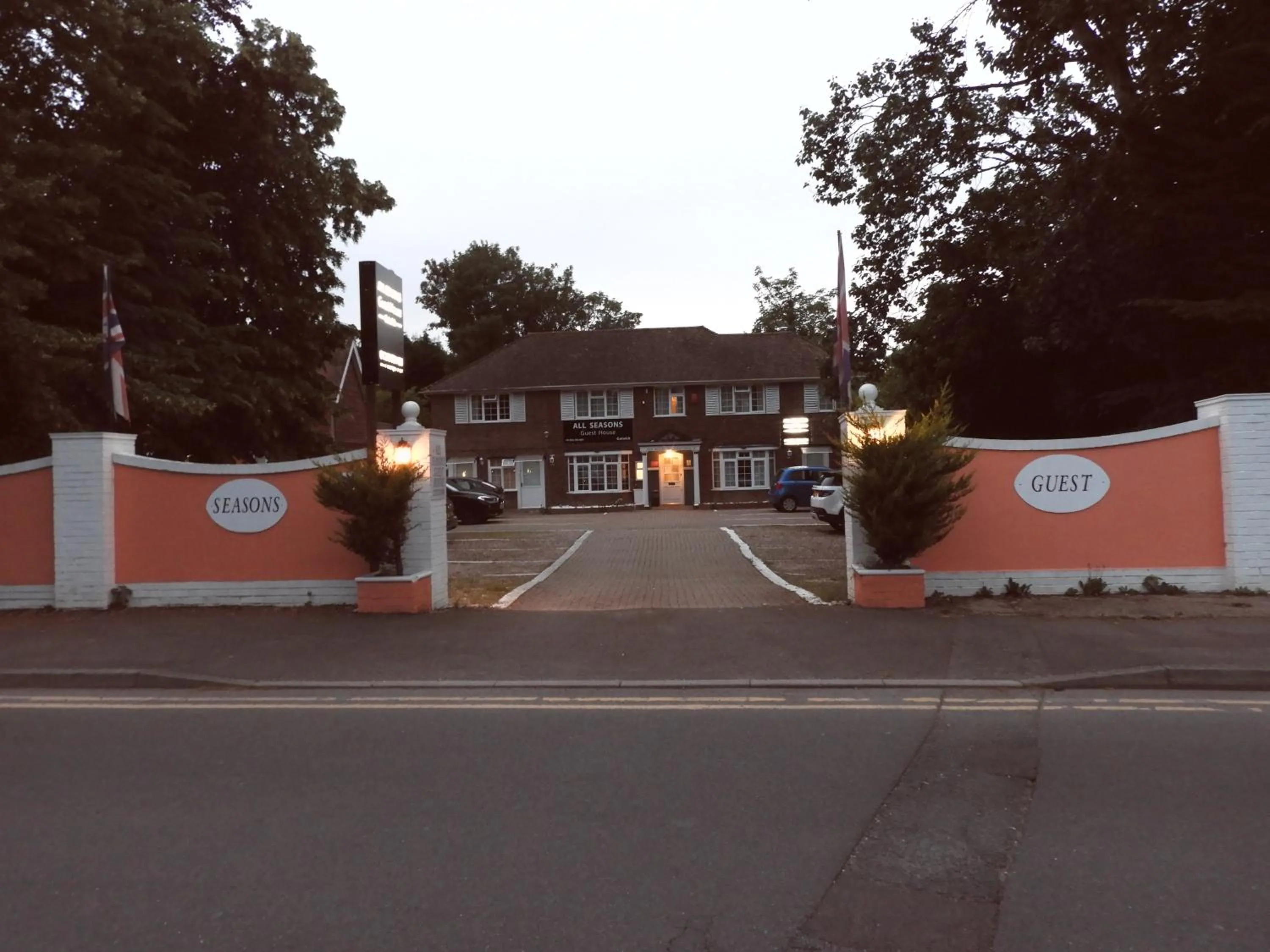 Property building in All Seasons Gatwick Guest House & Parking