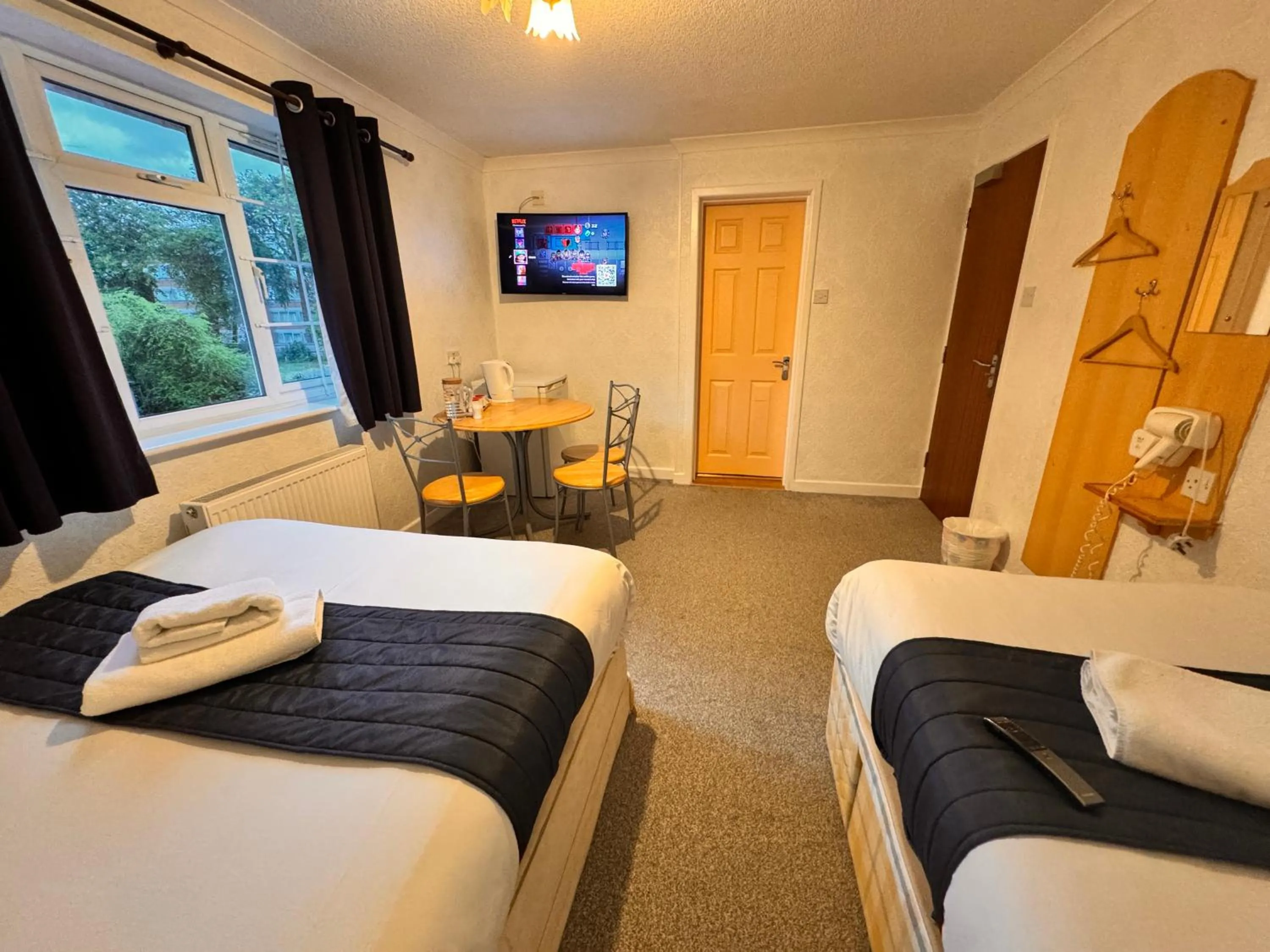 Photo of the whole room, Bed in All Seasons Gatwick Guest House & Parking