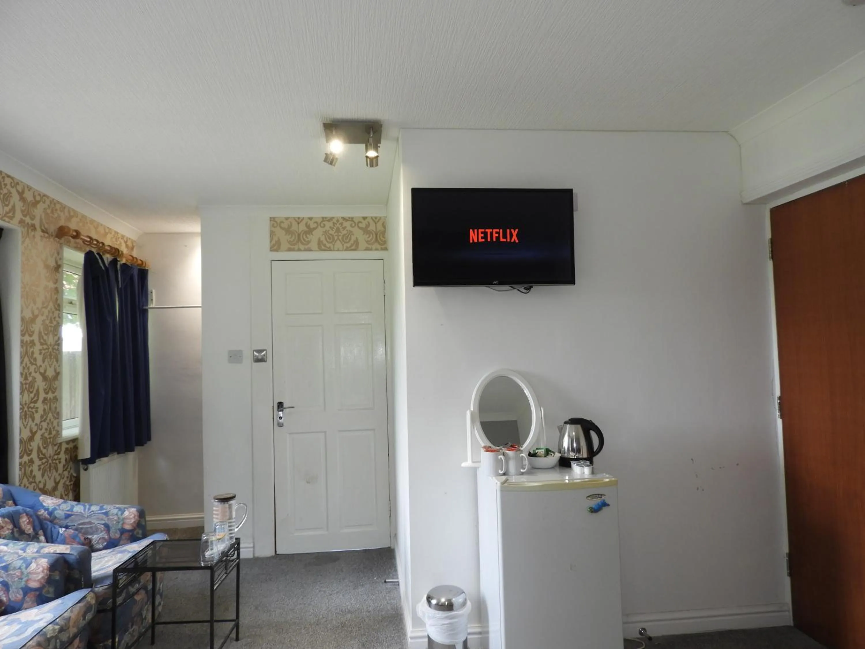 TV and multimedia in All Seasons Gatwick Guest House & Parking