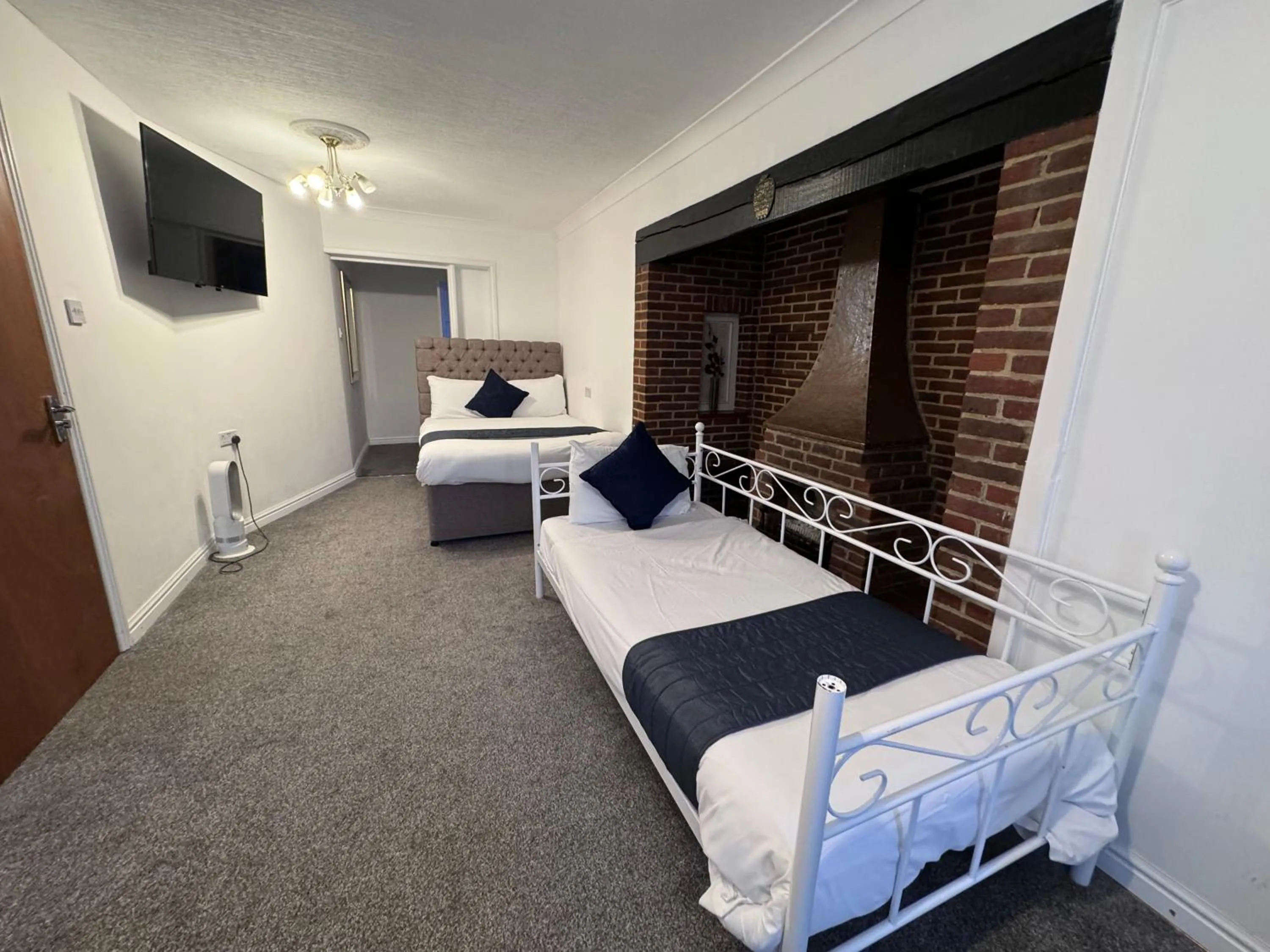 Bed in All Seasons Gatwick Guest House & Parking