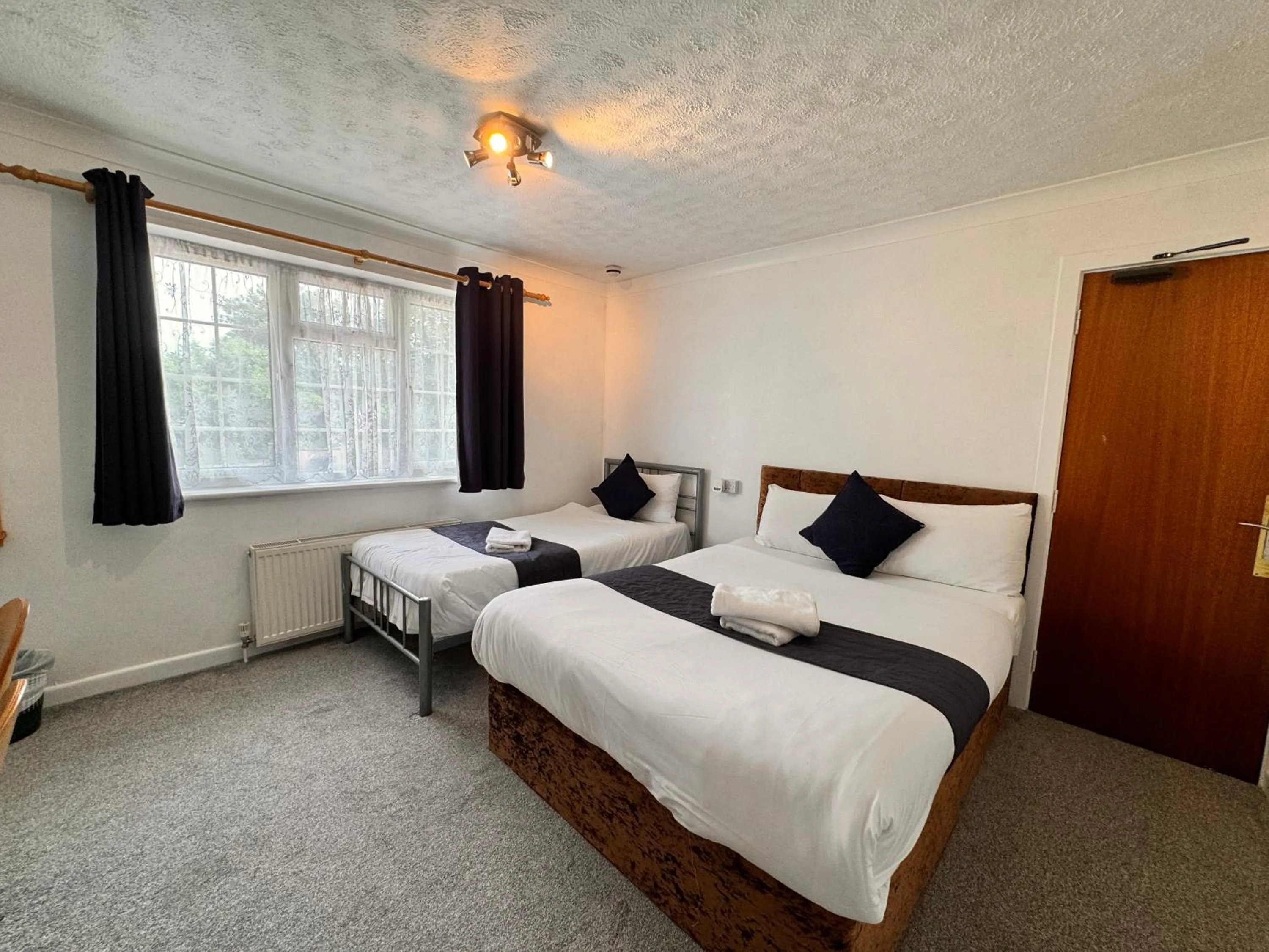 Bed in All Seasons Gatwick Guest House & Parking