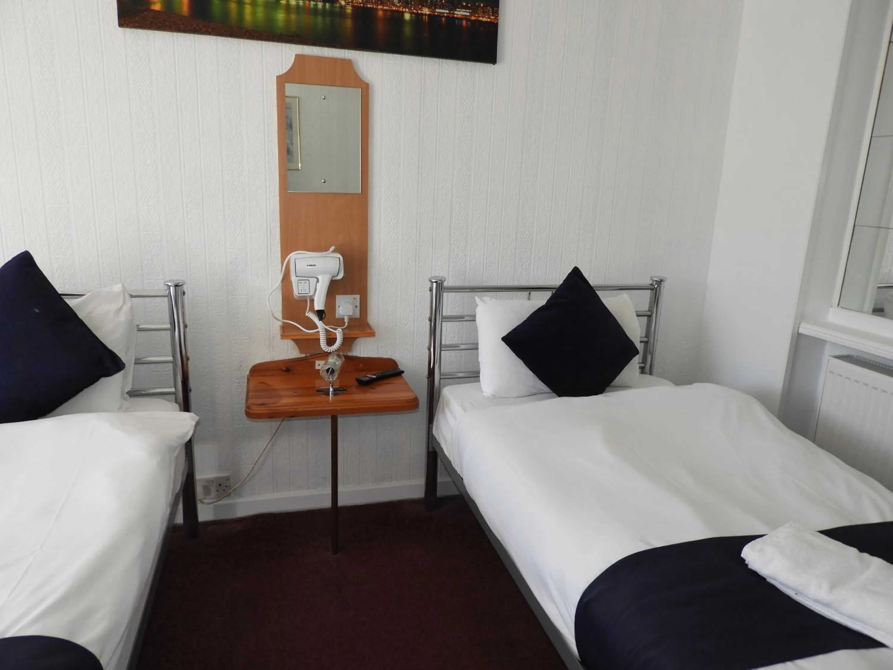 hair dryier, Bed in All Seasons Gatwick Guest House & Parking