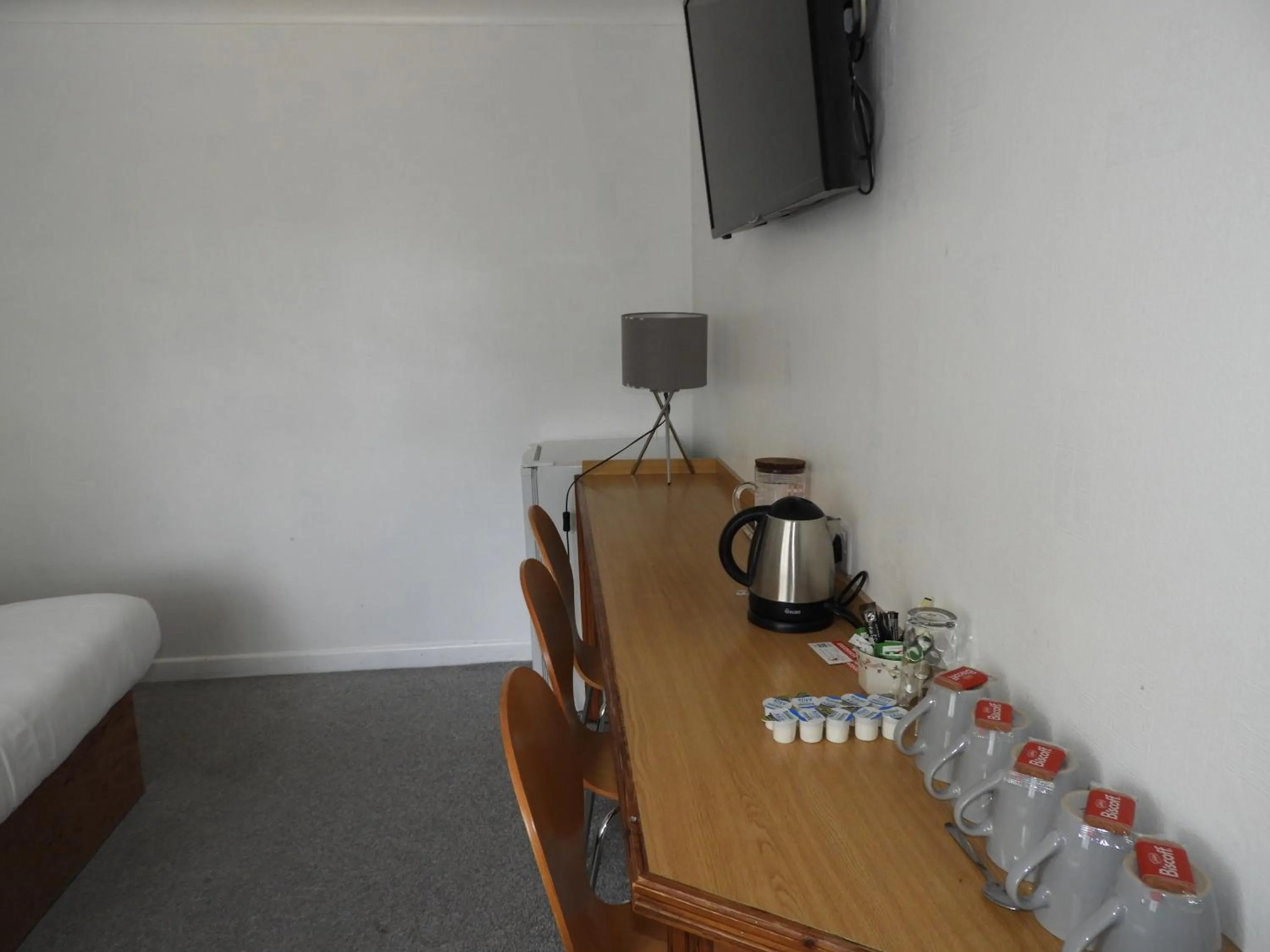 TV and multimedia in All Seasons Gatwick Guest House & Parking