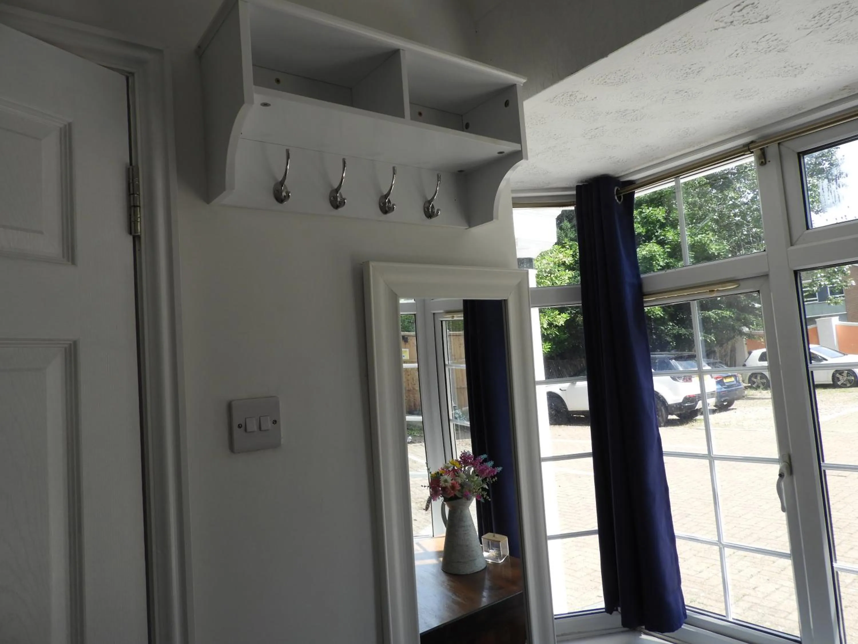 wardrobe in All Seasons Gatwick Guest House & Parking