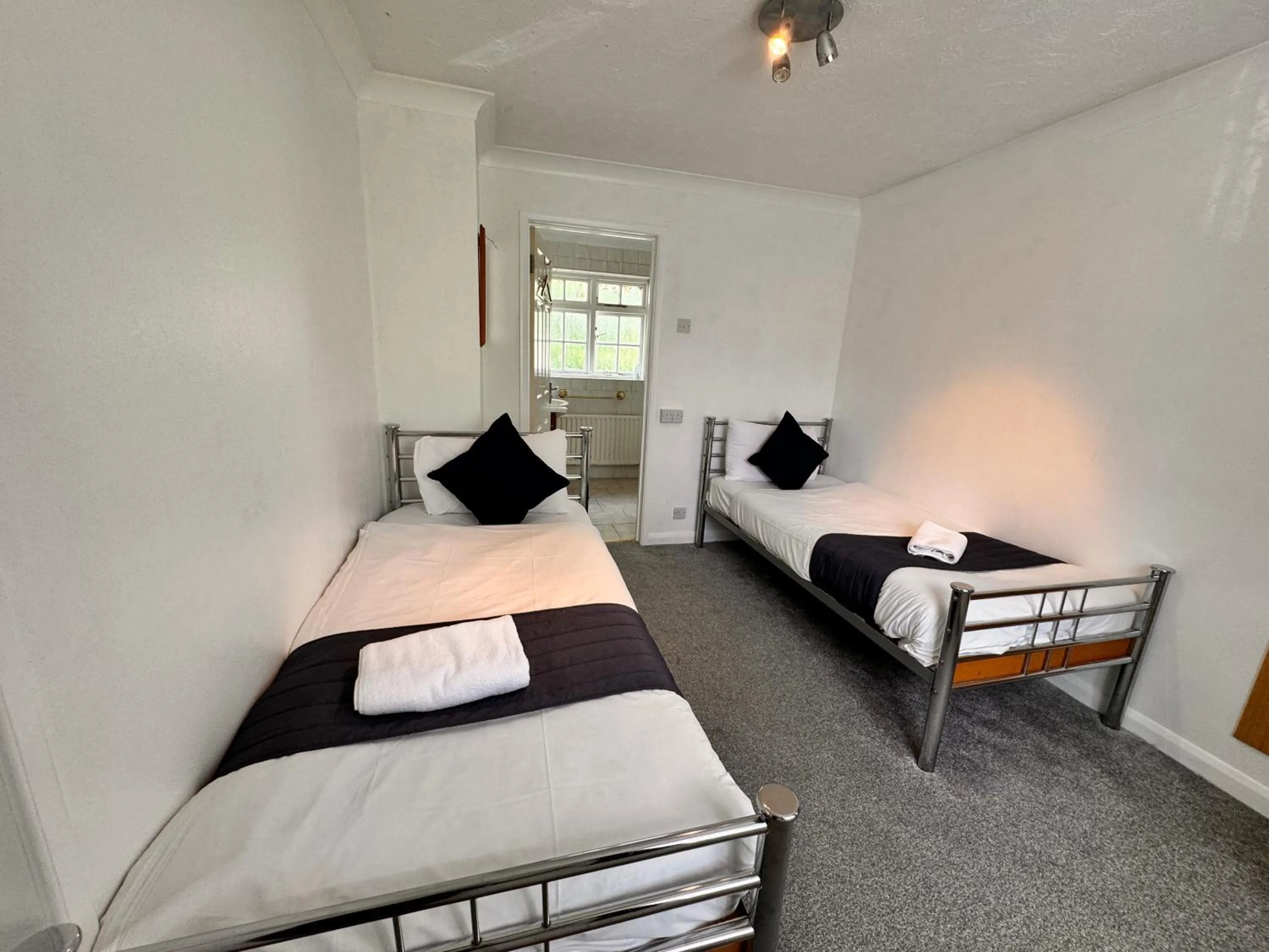 Bed in All Seasons Gatwick Guest House & Parking