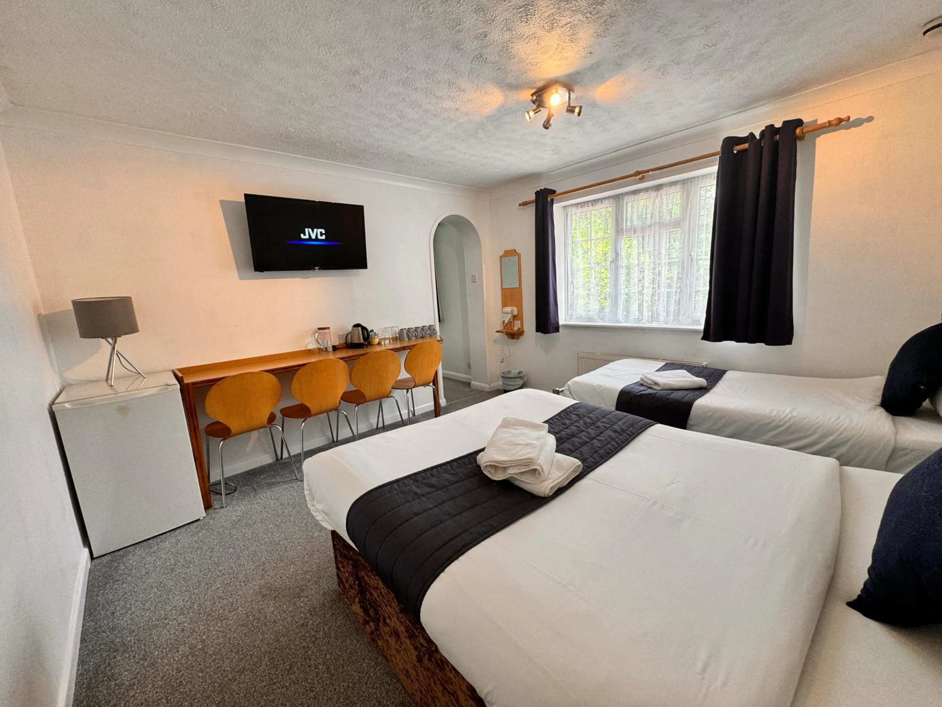 Bed in All Seasons Gatwick Guest House & Parking