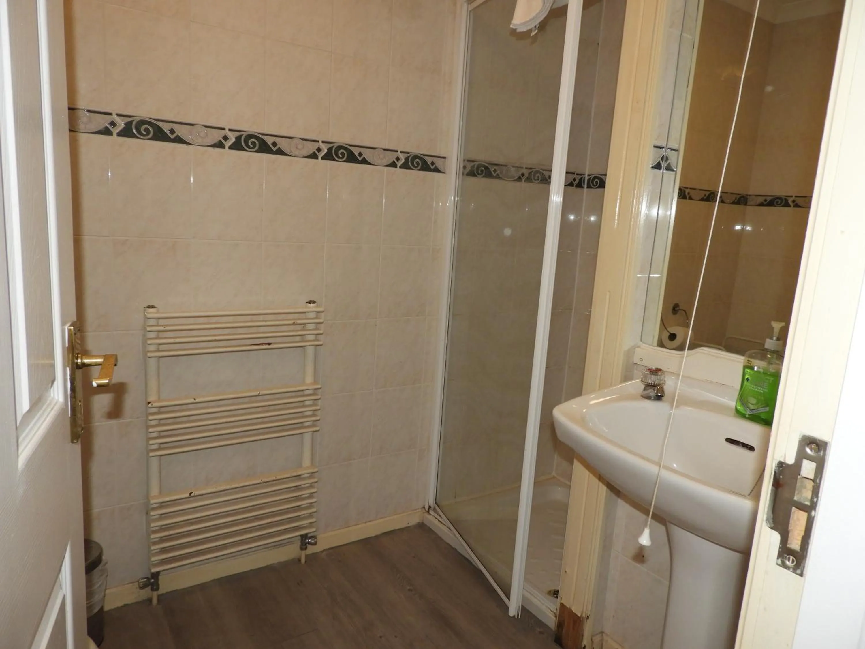 Toilet in All Seasons Gatwick Guest House & Parking