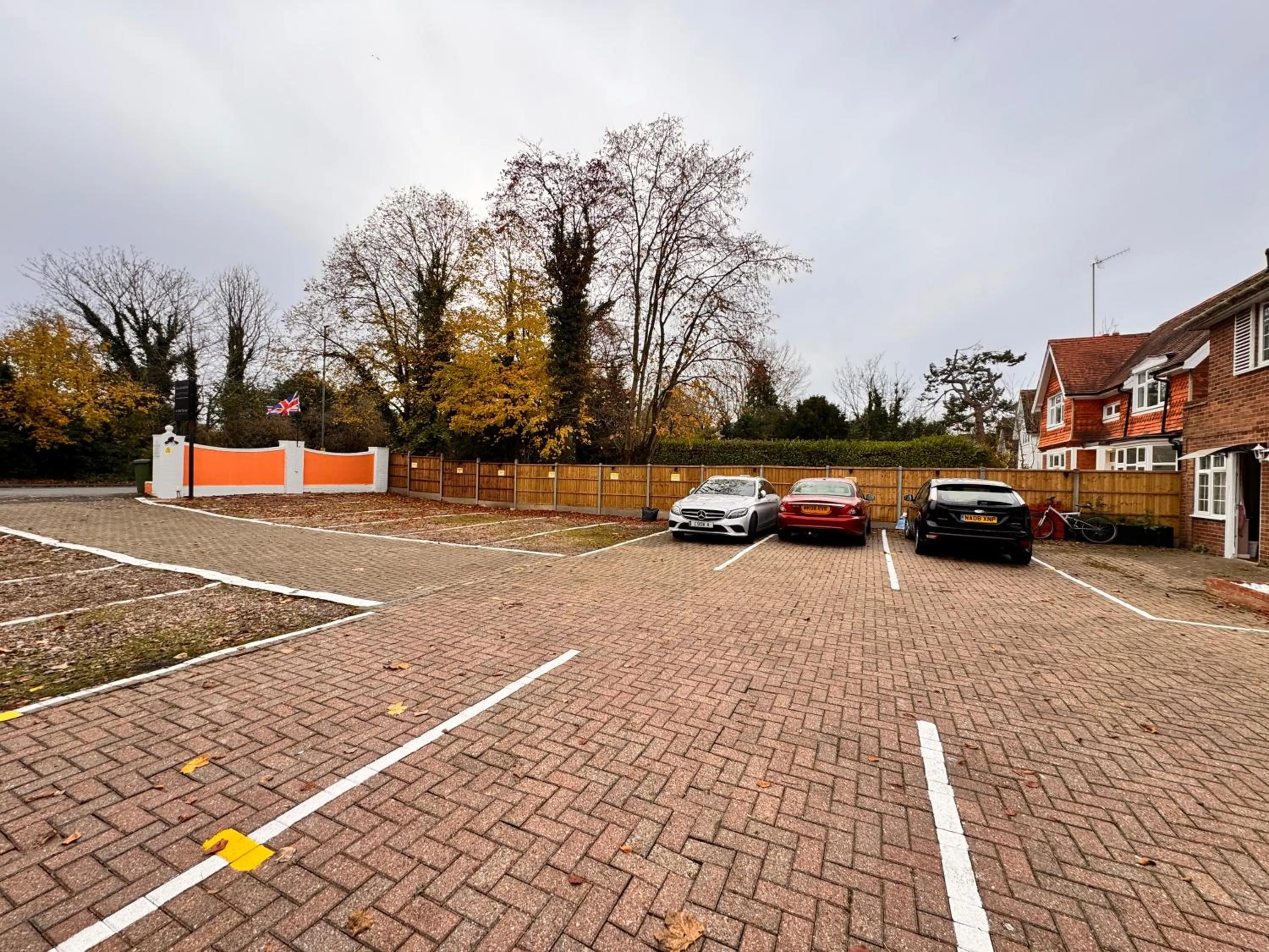 Property building in All Seasons Gatwick Guest House & Parking