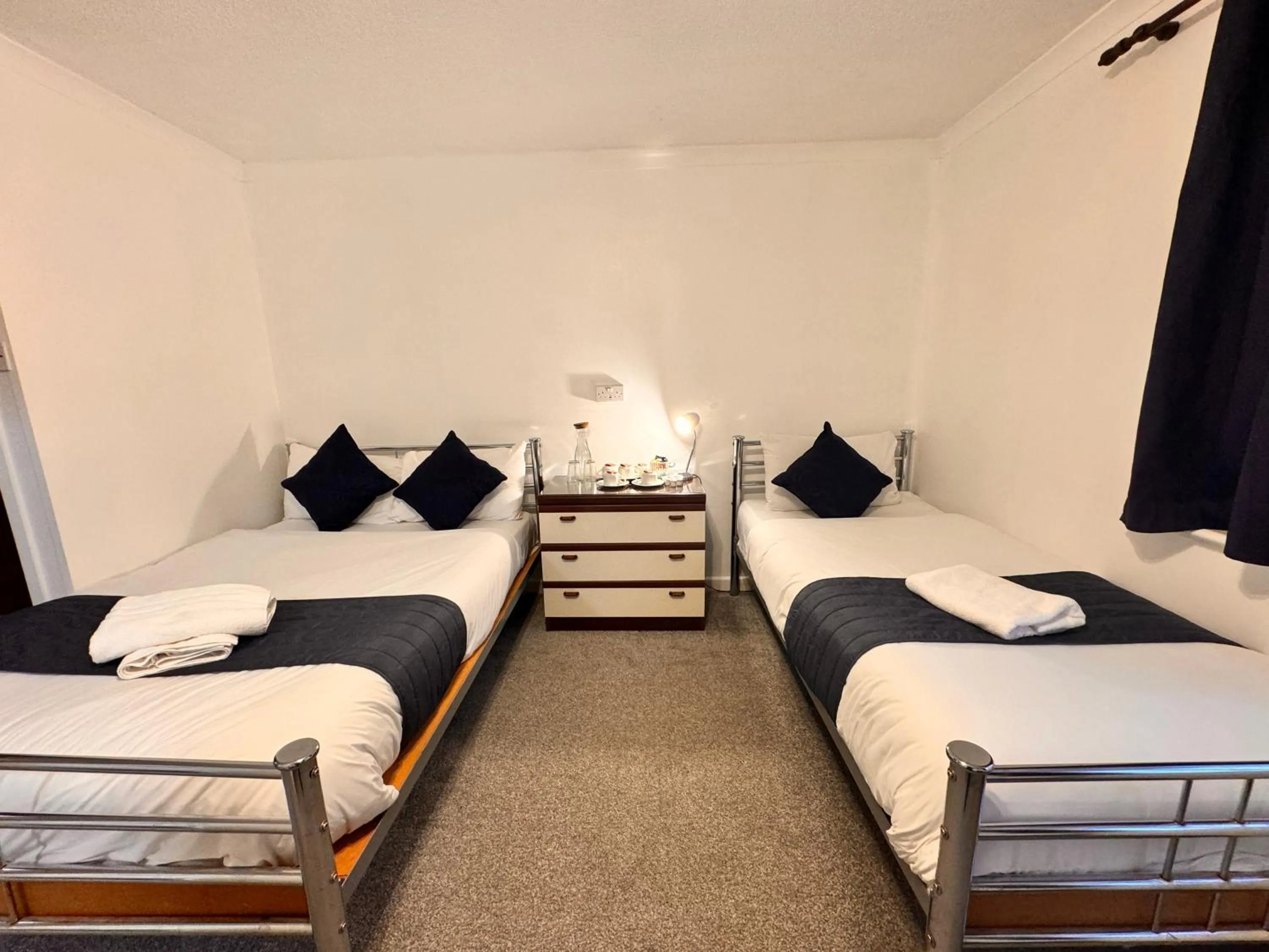 Bed in All Seasons Gatwick Guest House & Parking