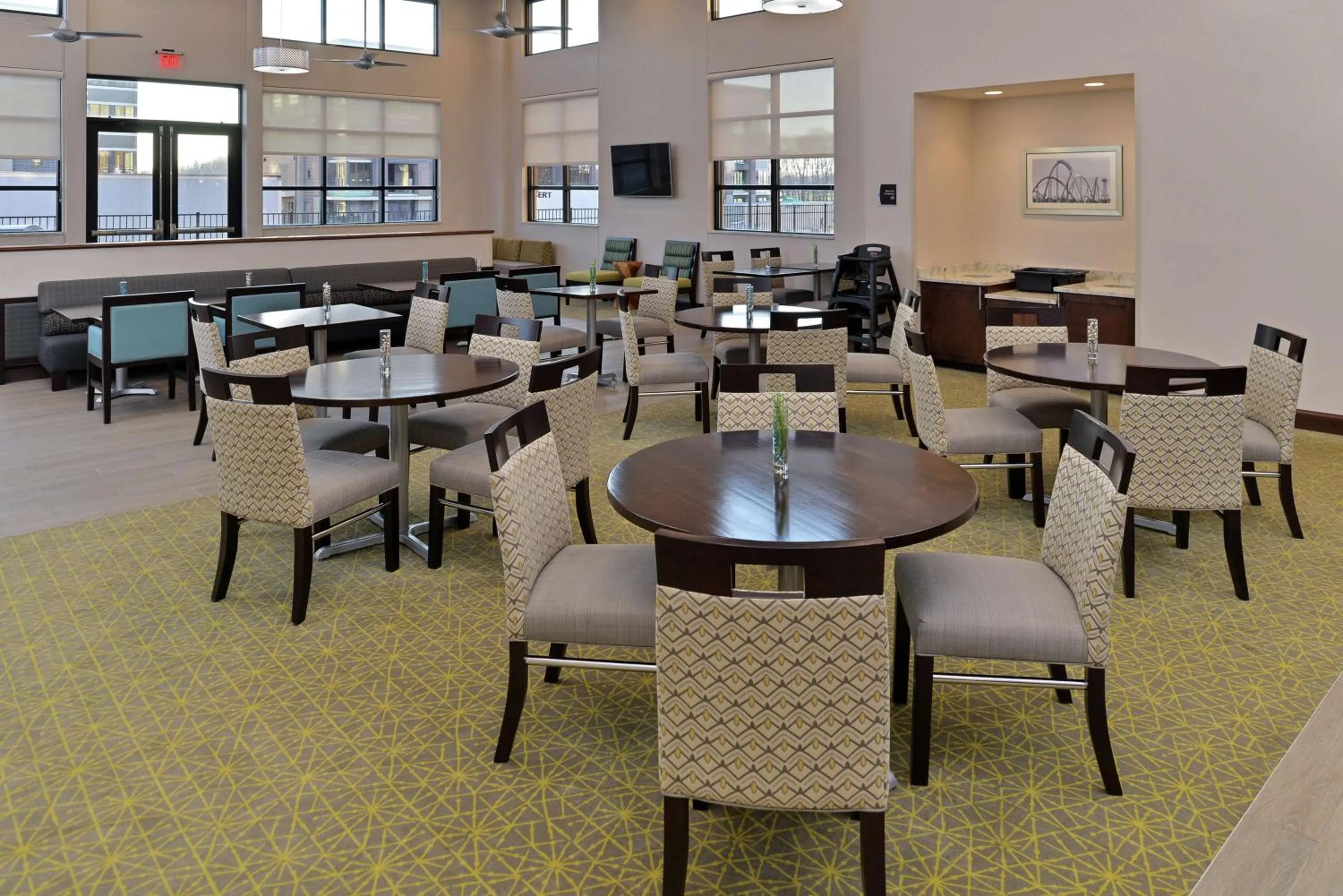 Dining area in Homewood Suites by Hilton Cincinnati/Mason