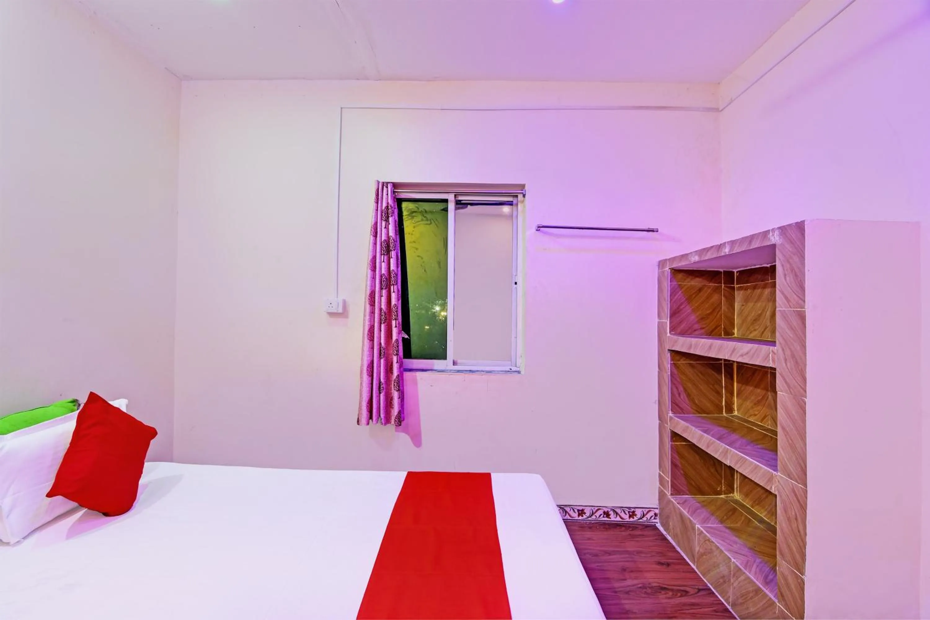 Bedroom in Hotel O Daffodil Lodge Dolphin restaurant