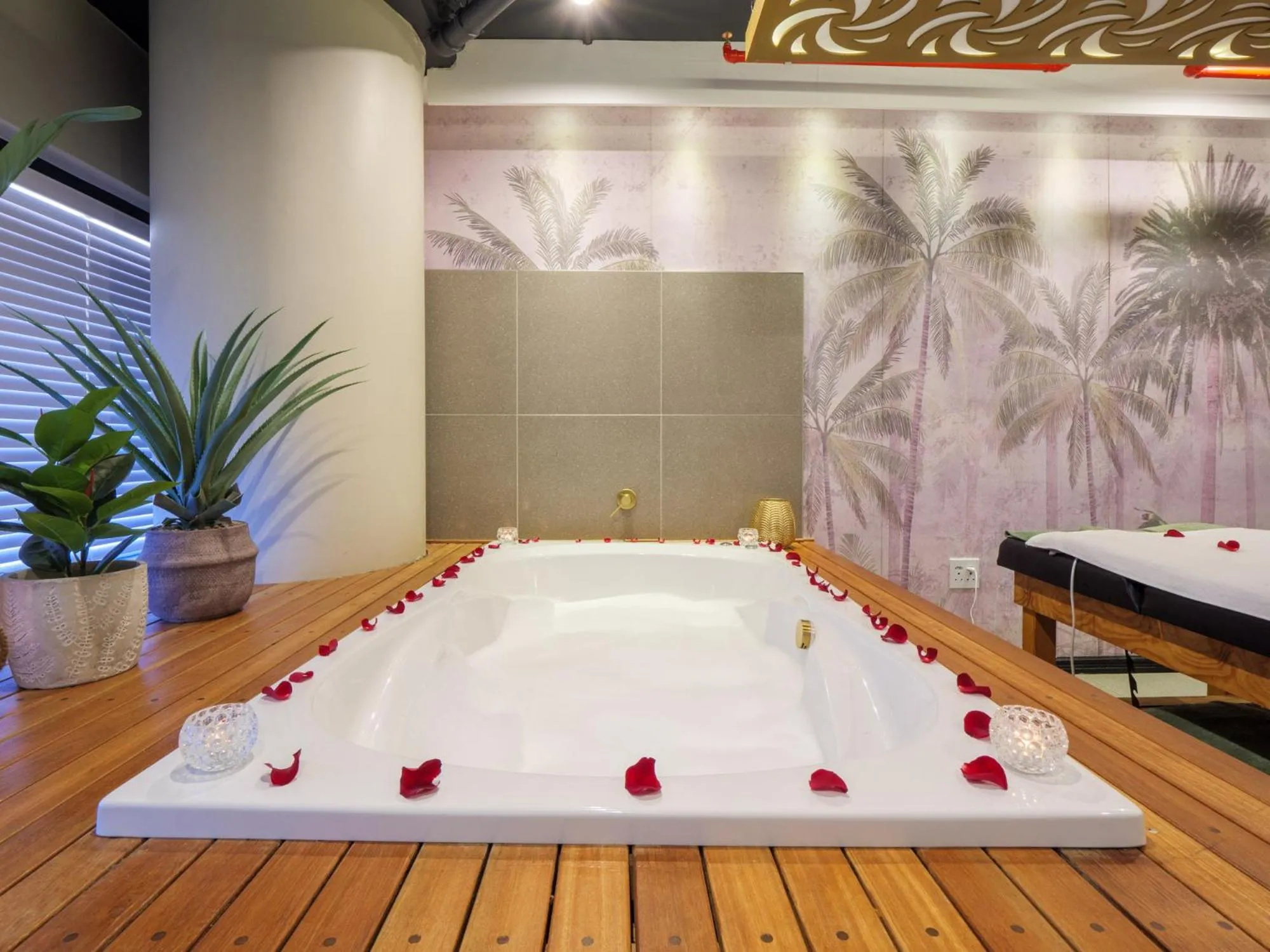 Hot Tub in Coastlands Skye Hotel, Ridgeside, Umhlanga