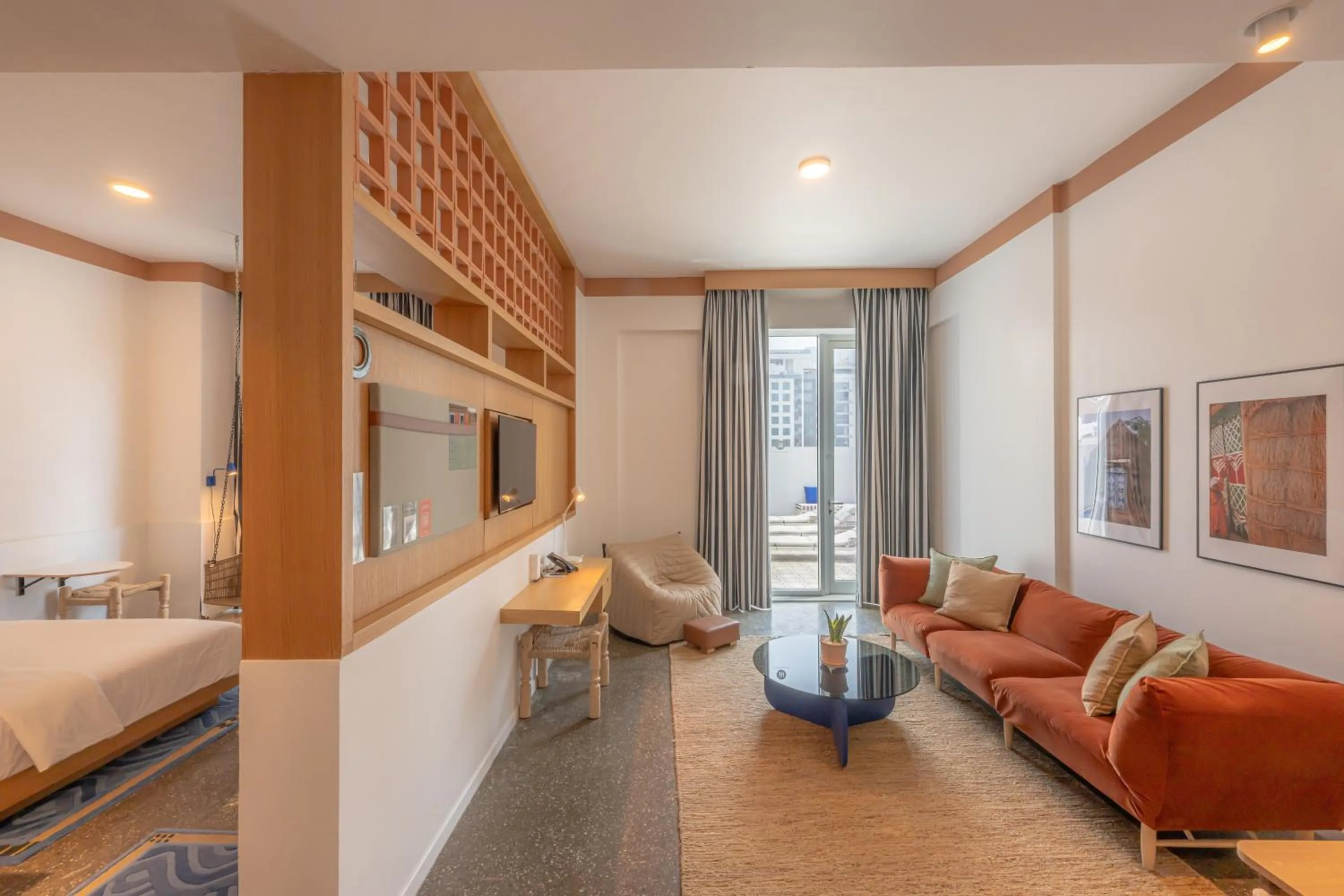 Seating area, Bed in Shada Hotel Dubai - فندق شدا دبي