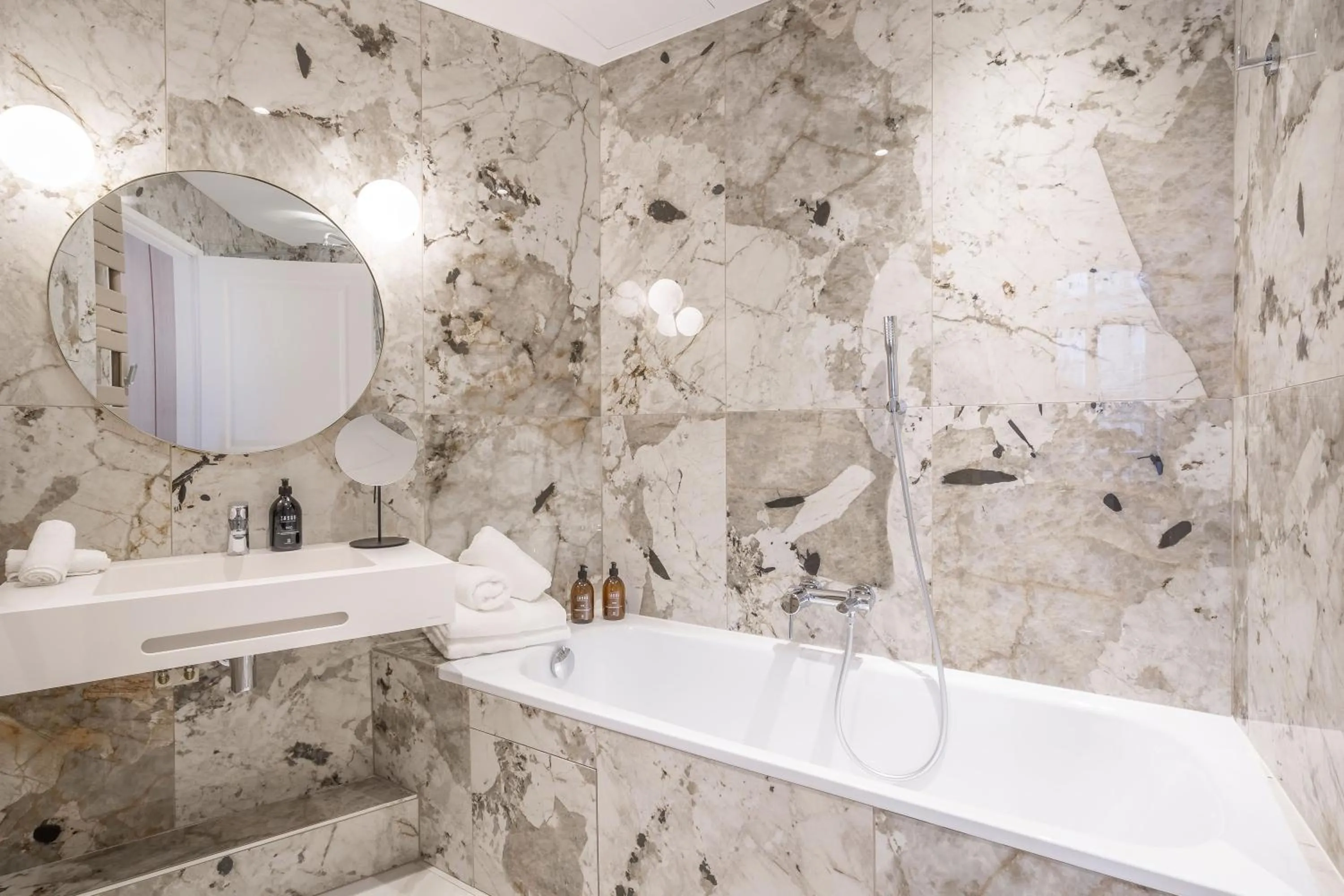 Bathroom in Yuna Saint-Germain-des-Prés - Serviced Apartments