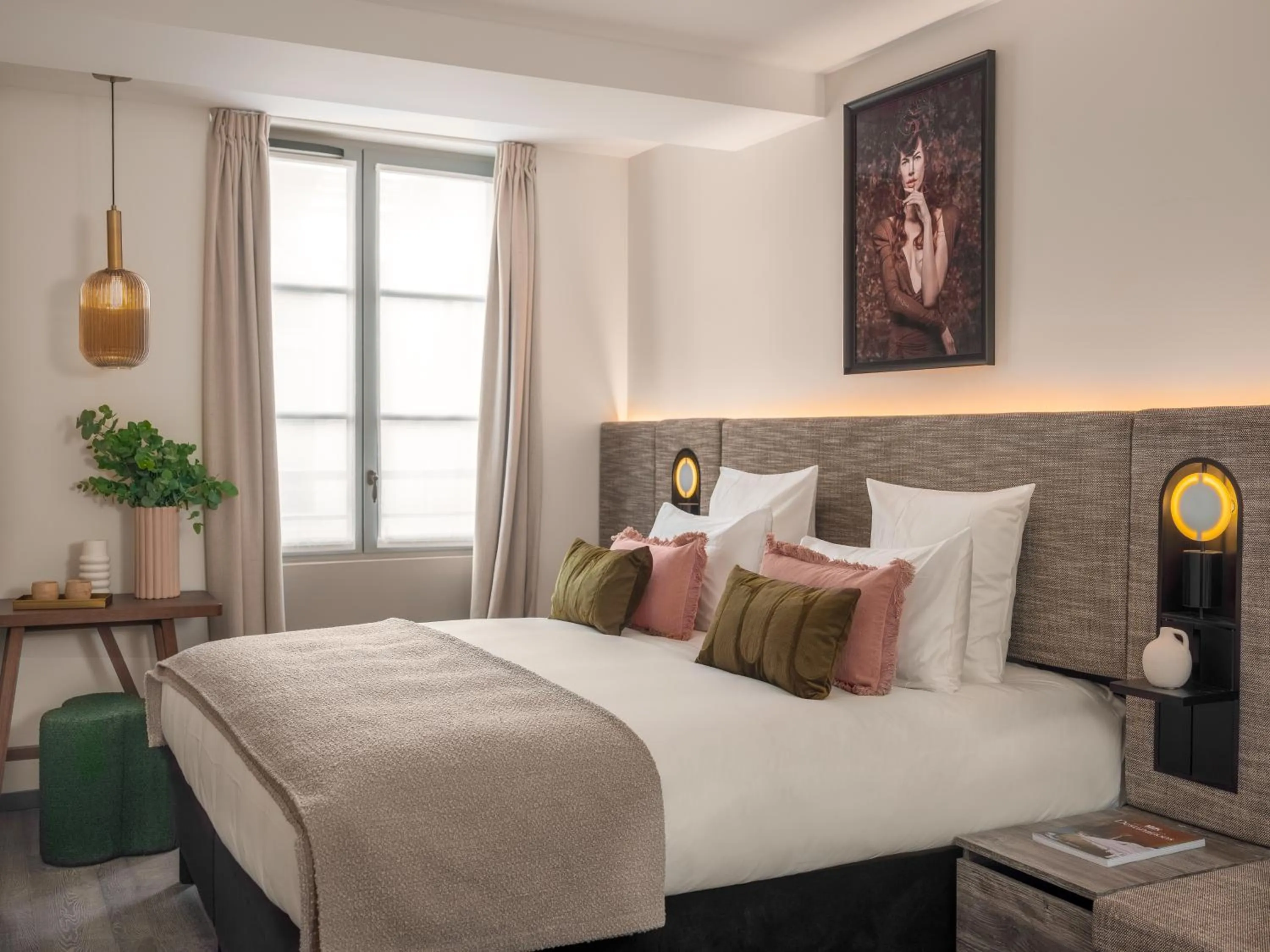 Photo of the whole room, Bed in Boudoir des Muses