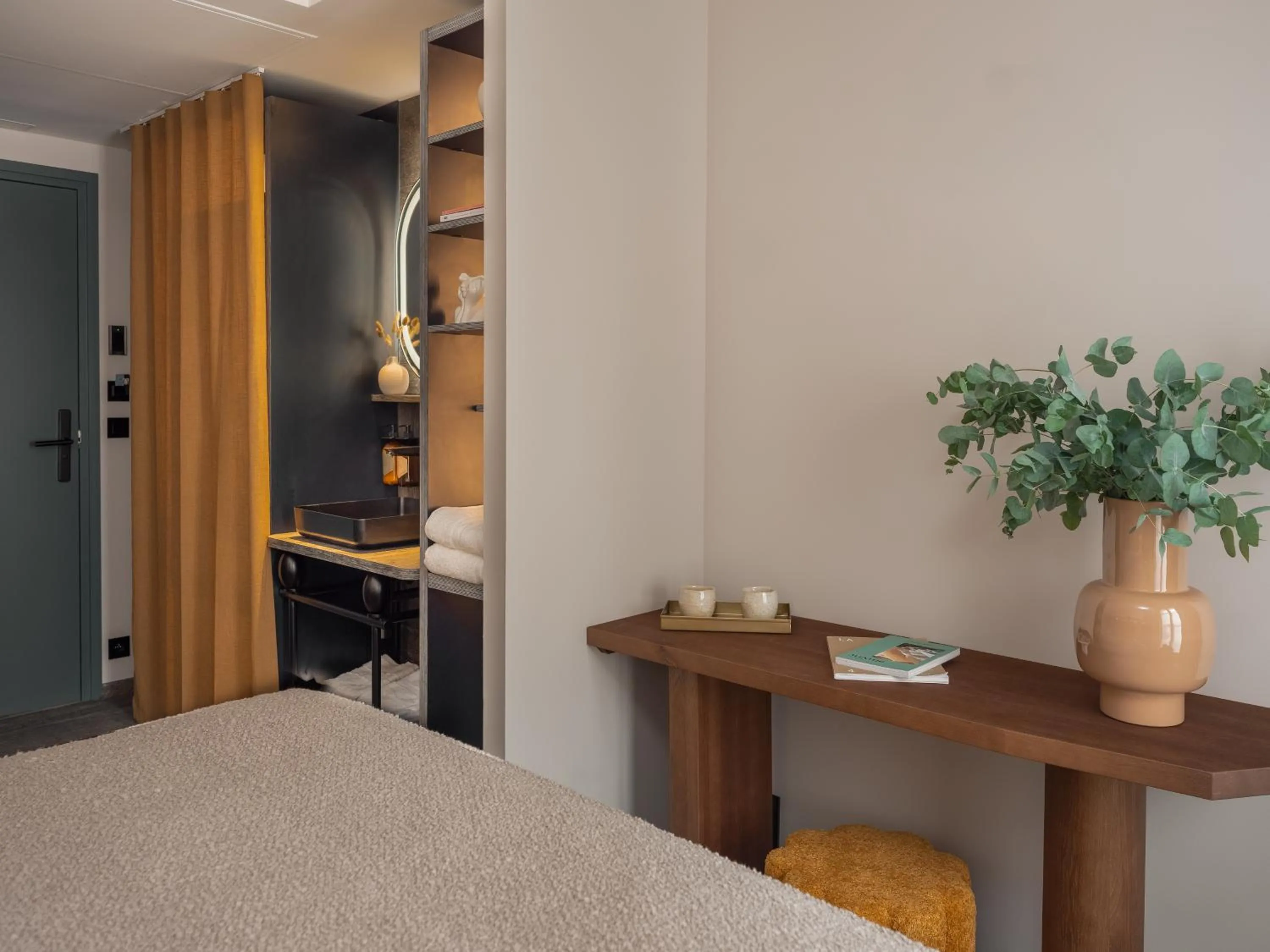 Bedroom, Bed in Boudoir des Muses