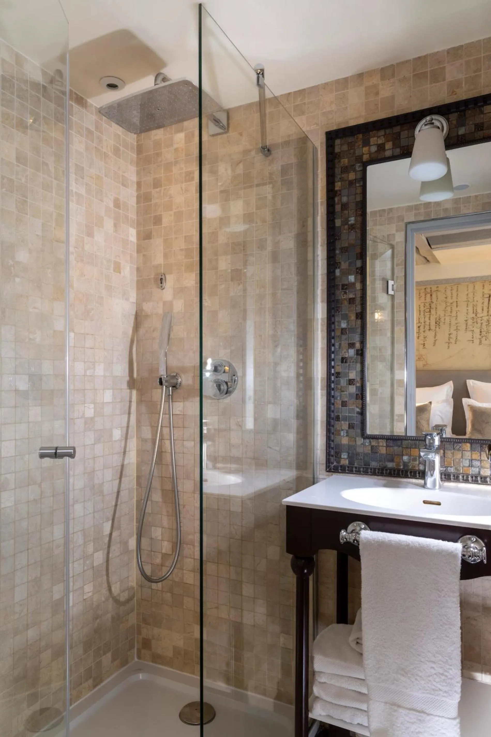 Bathroom in Hôtel Da Vinci & Spa