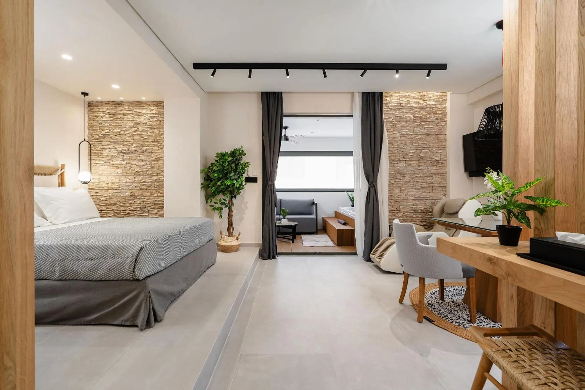 TV and multimedia, Bed in Legato Spa Suites