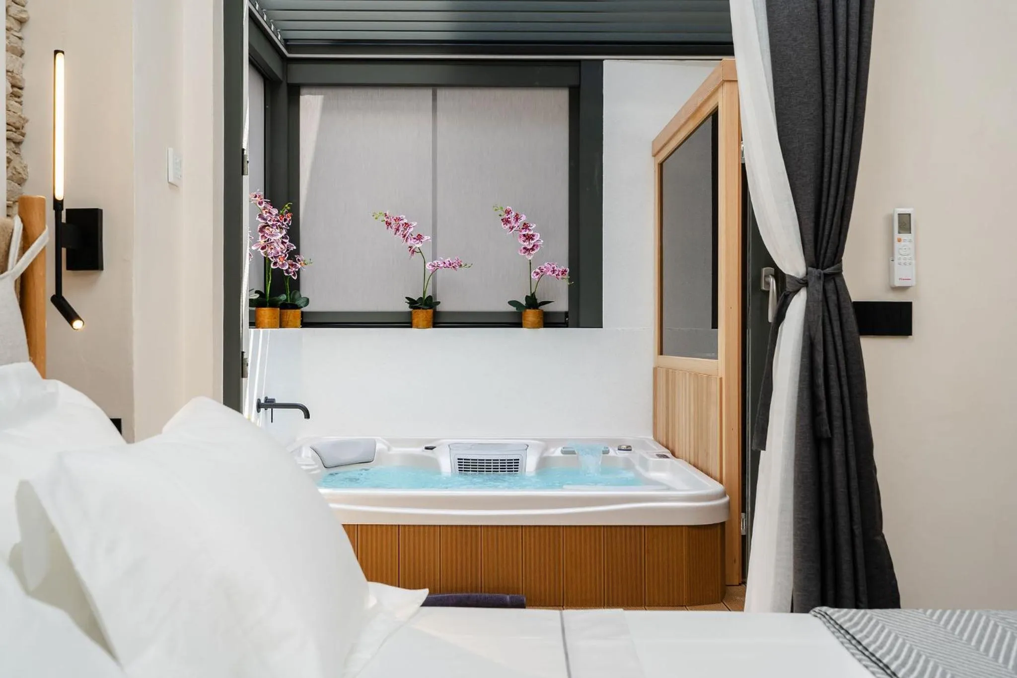 Hot Tub, Bed in Legato Spa Suites
