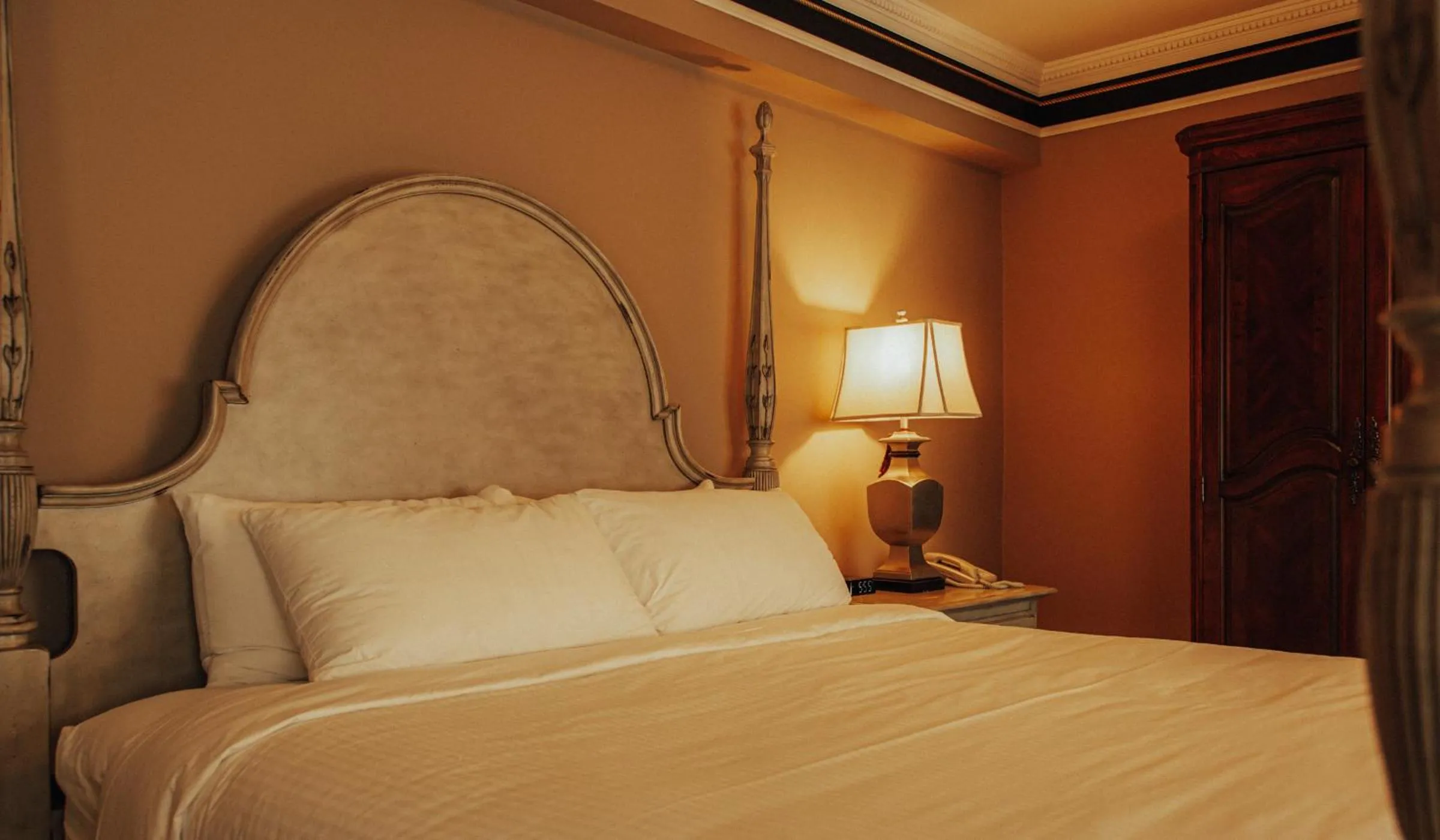 Bed in Grant Hall Hotel