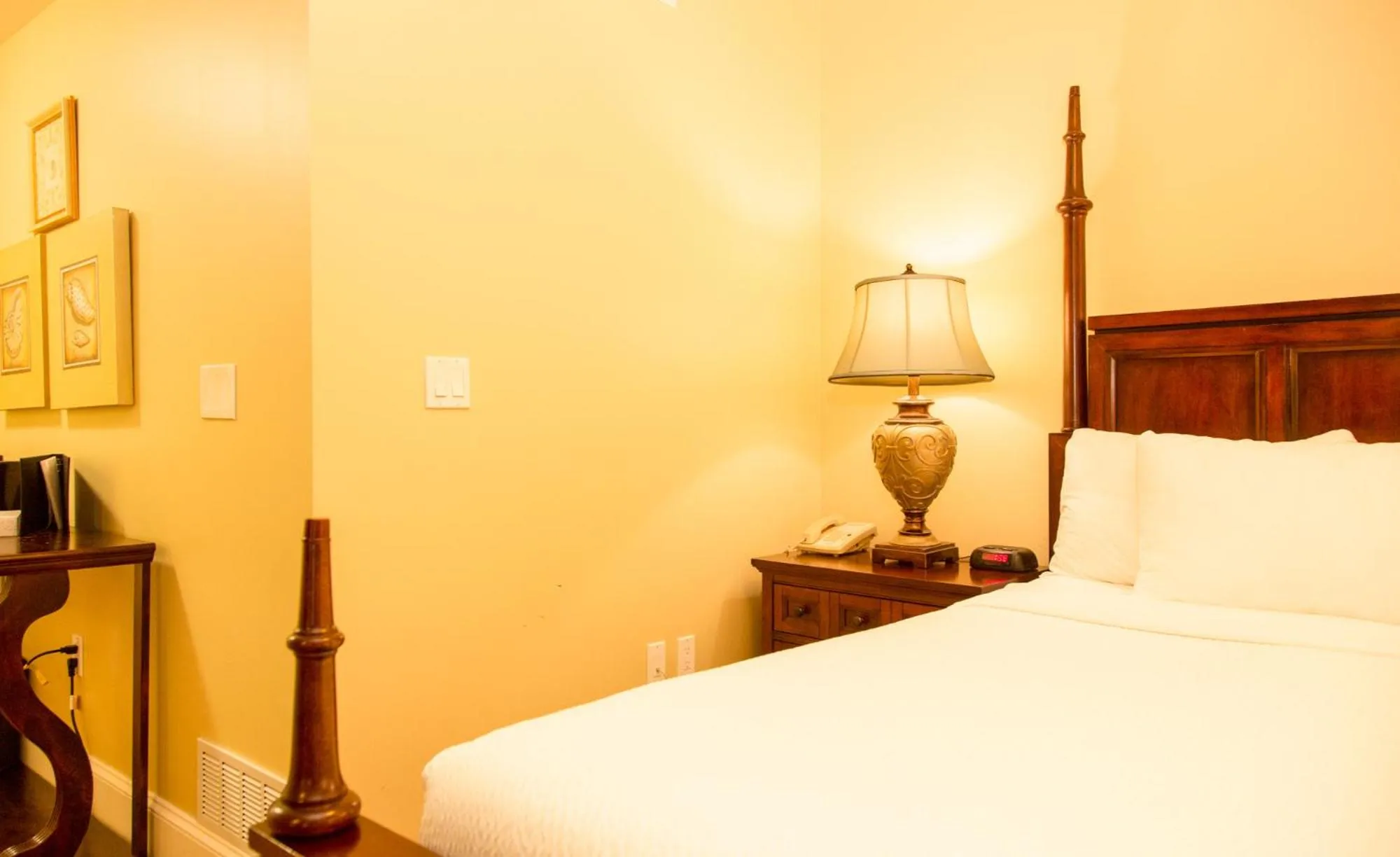 Bed in Grant Hall Hotel