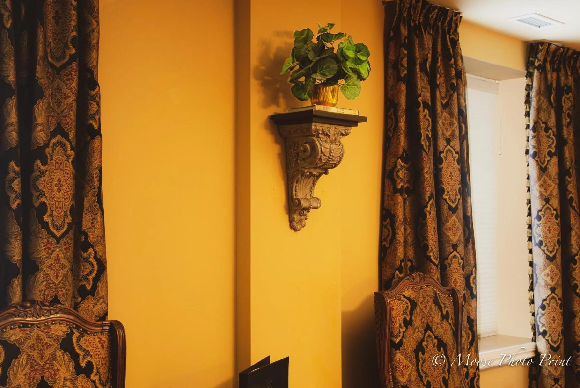 Living room in Grant Hall Hotel