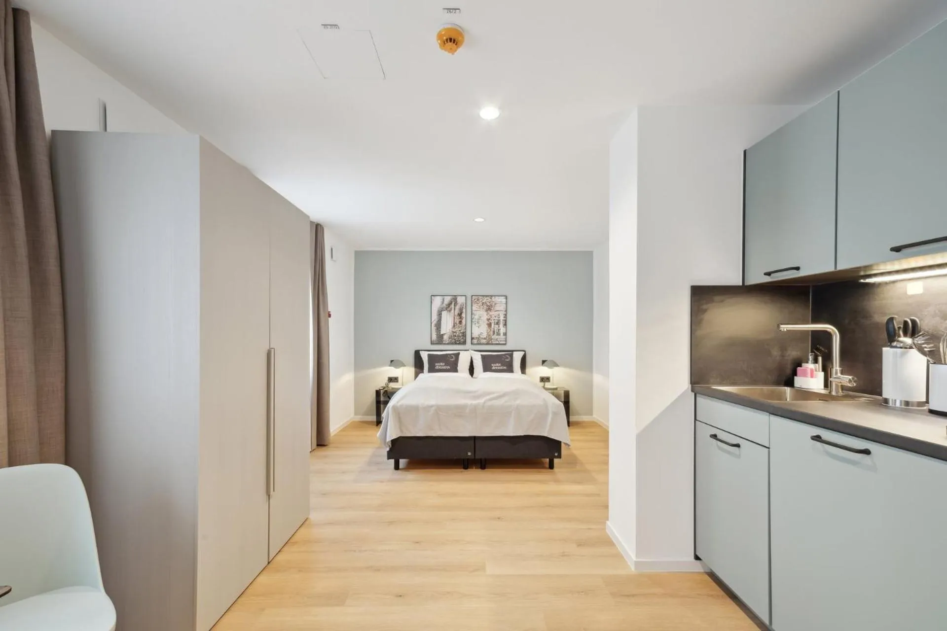 Kitchen or kitchenette, Bed in Limehome Nuremberg Celtisplatz