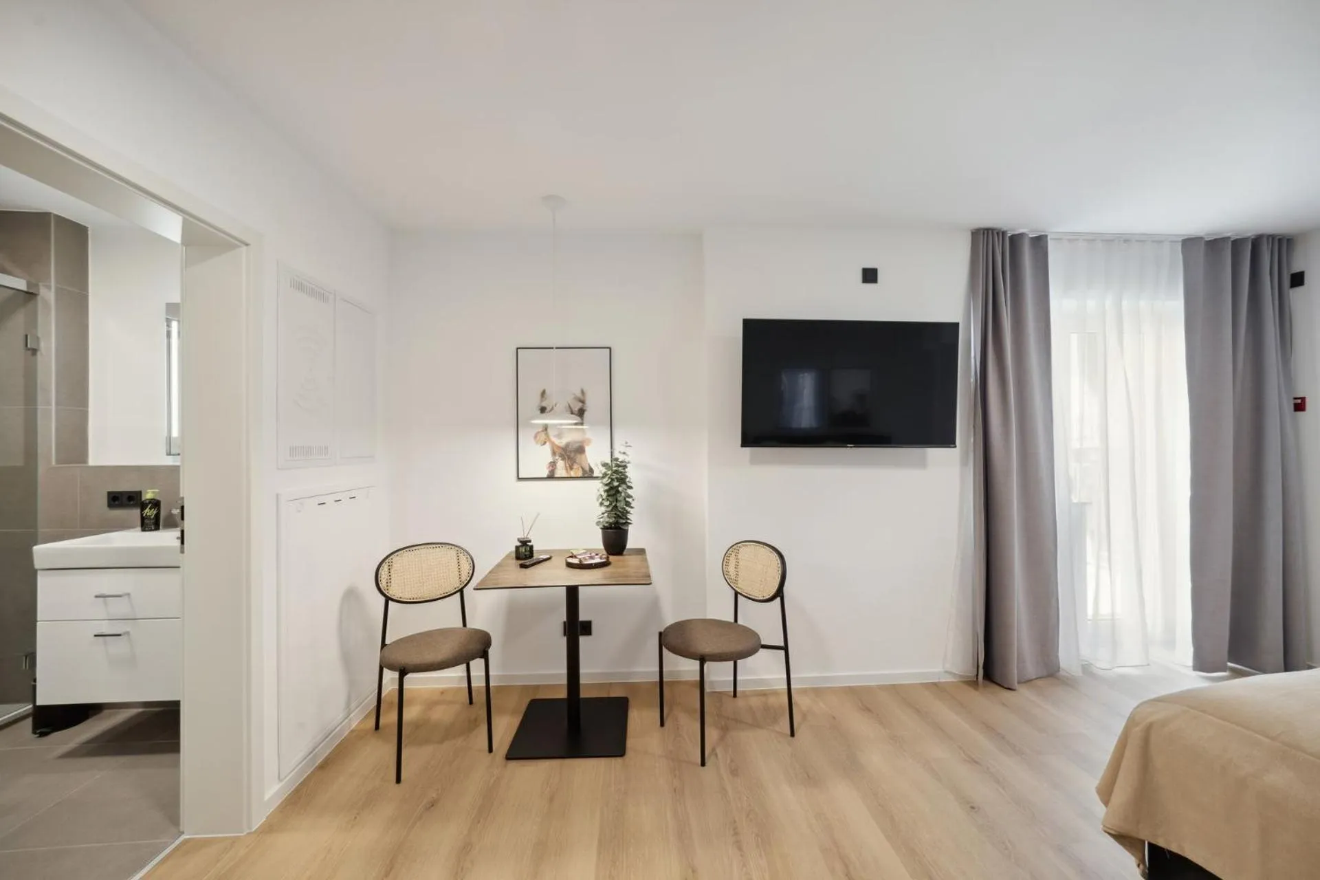 TV and multimedia, Bed in Limehome Nuremberg Celtisplatz