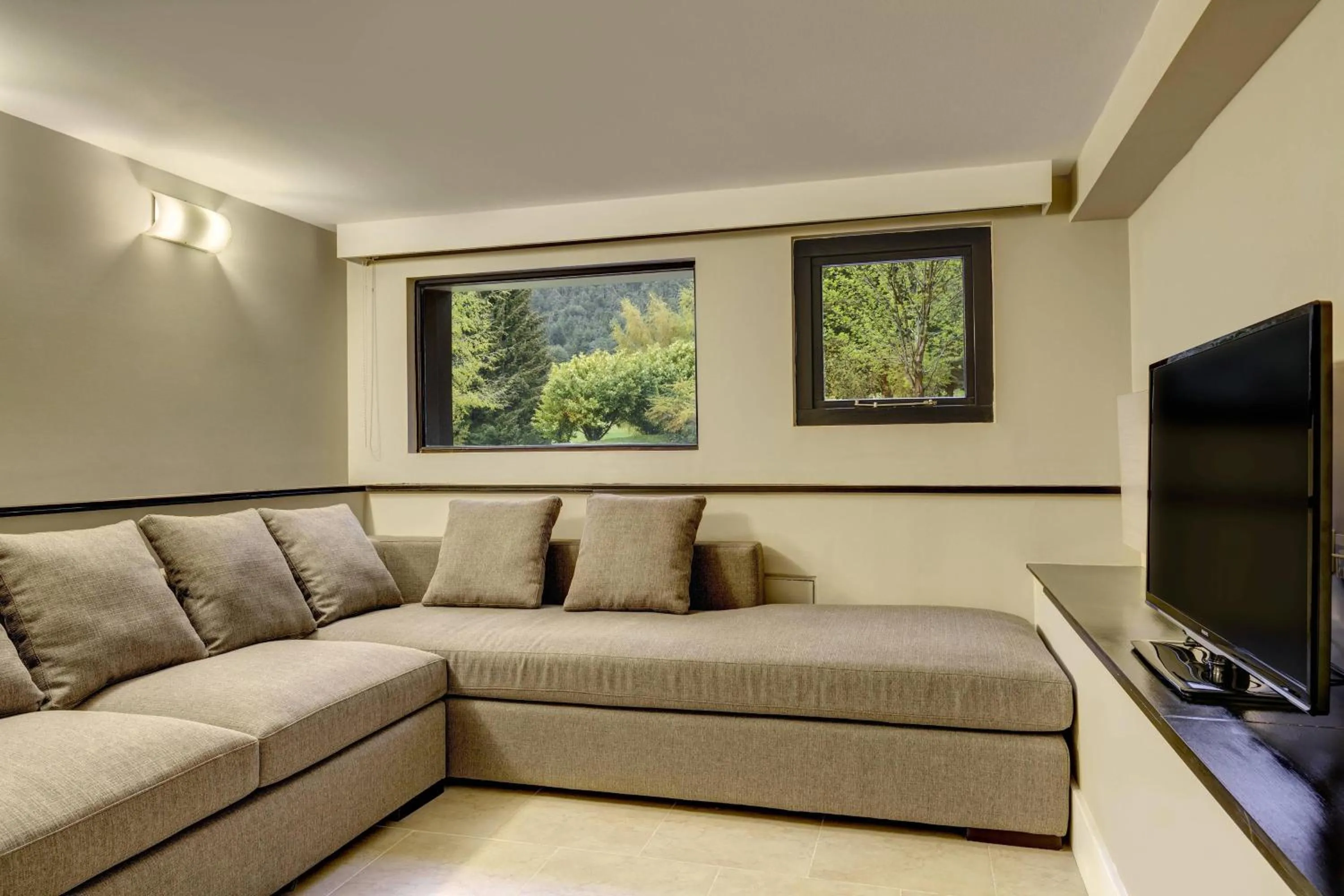 Living room in Arelauquen Lodge, a Tribute Portfolio Hotel