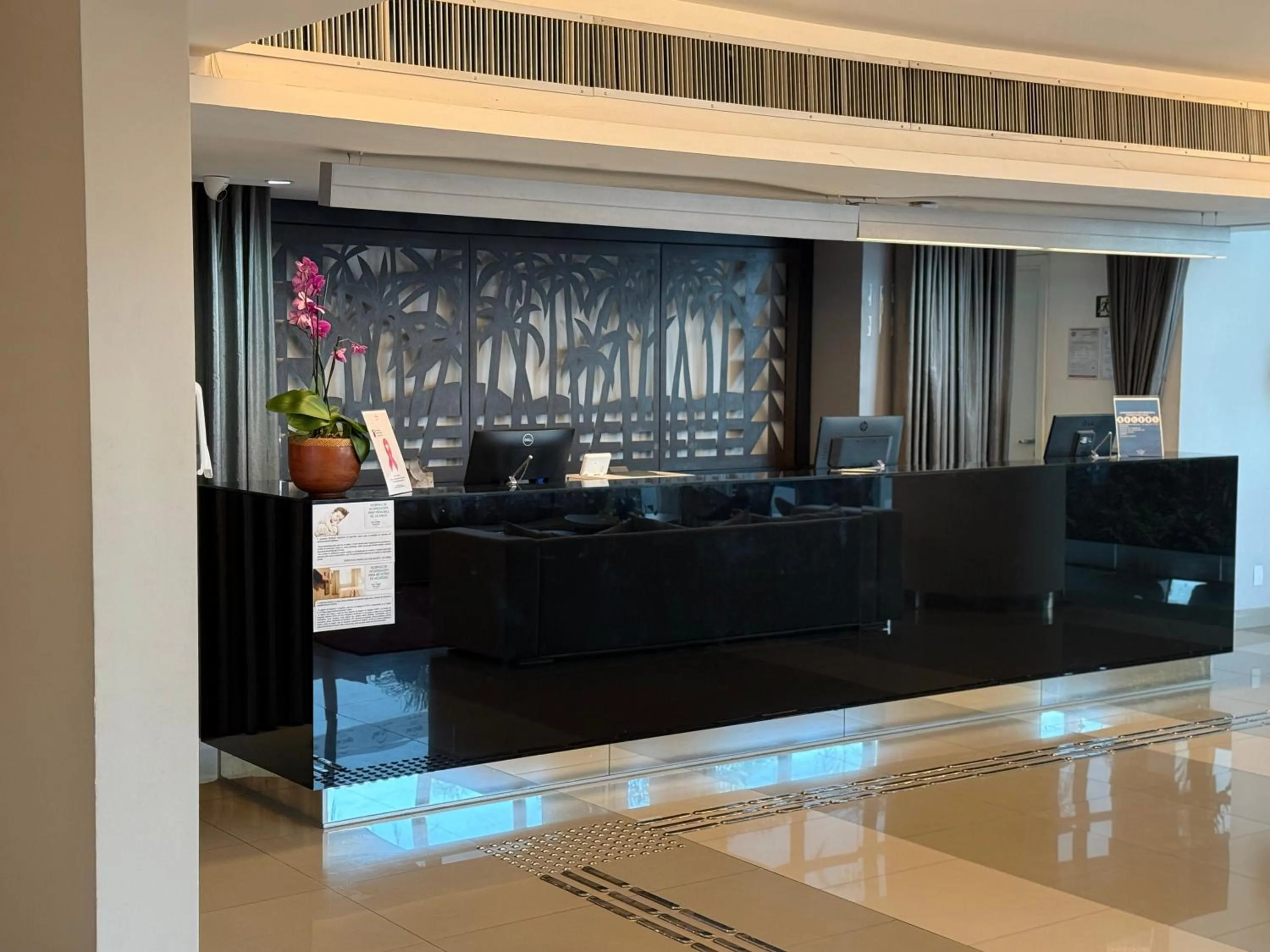 Lobby or reception in San Diego Suites Veredas Sete Lagoas