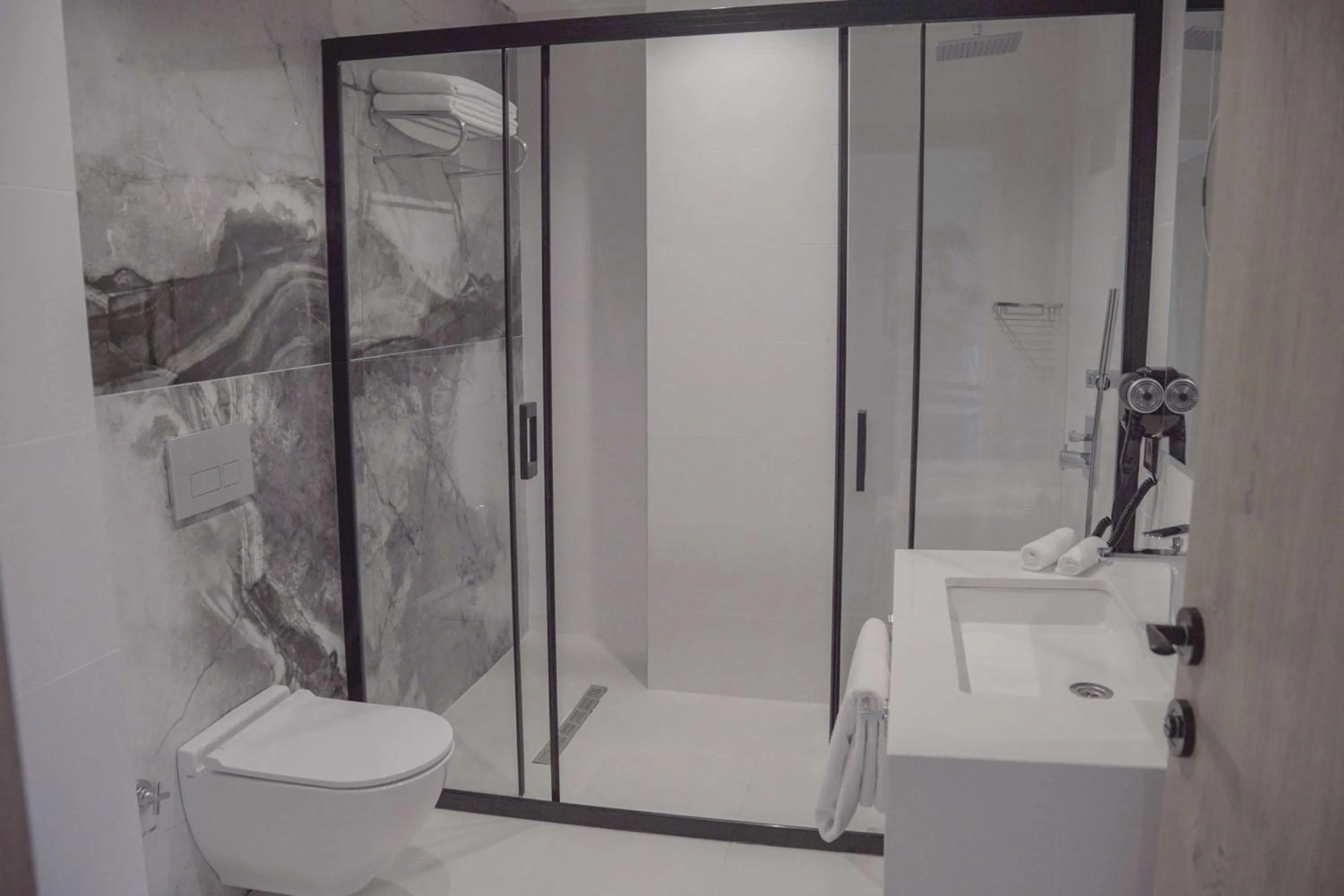 TV and multimedia in Ramada Plaza By Wyndham Batman