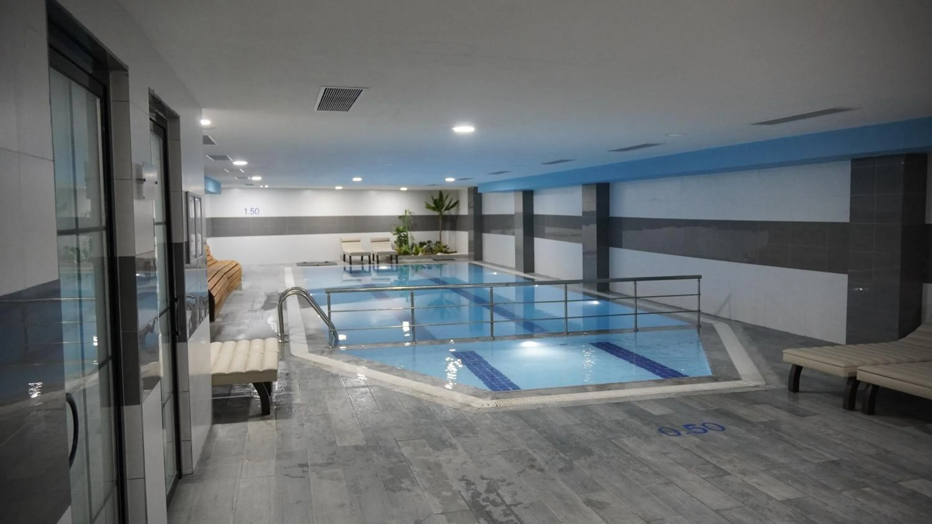 Swimming pool in Ramada Plaza By Wyndham Batman