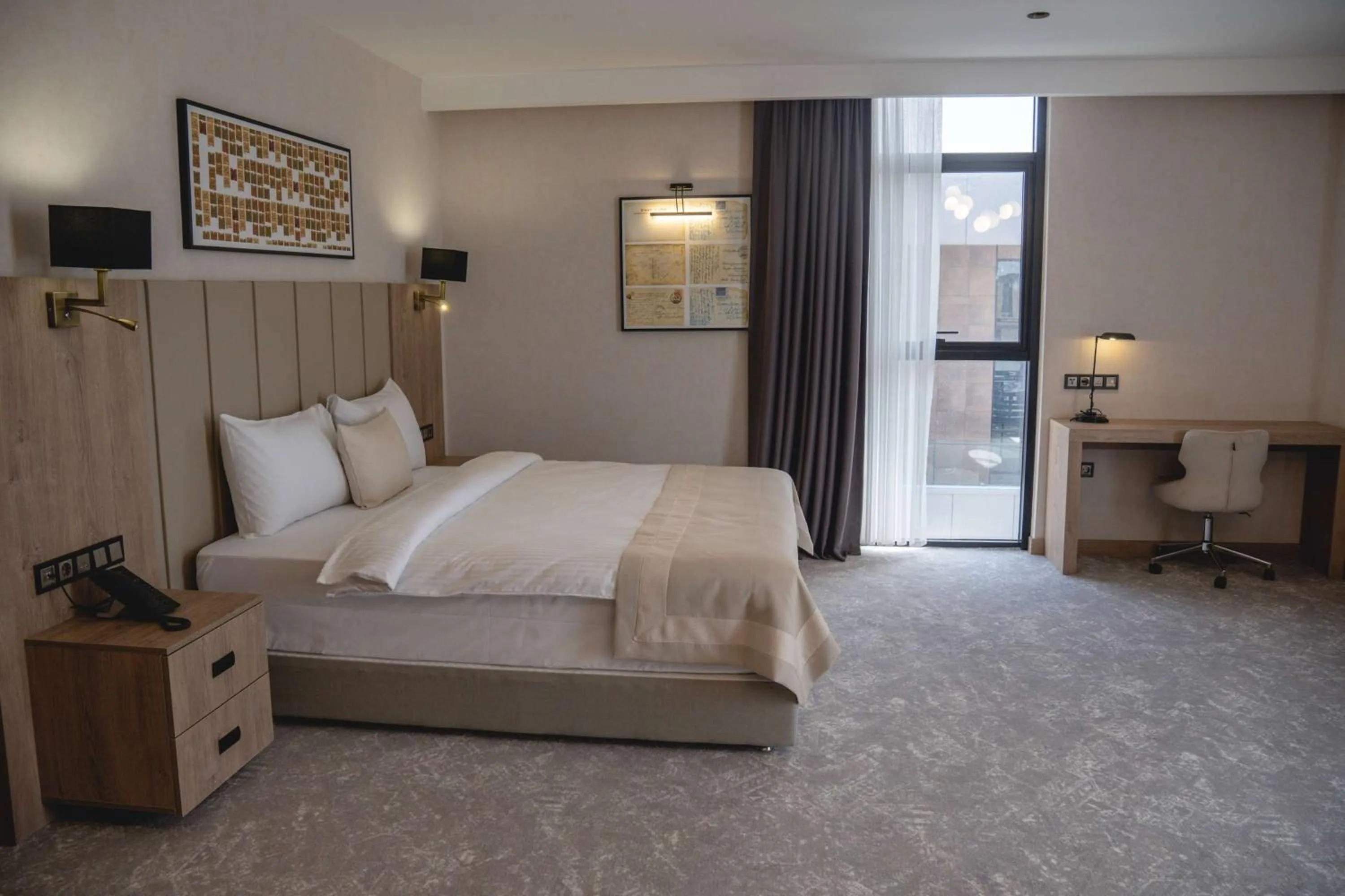 Photo of the whole room, Bed in Ramada Plaza By Wyndham Batman