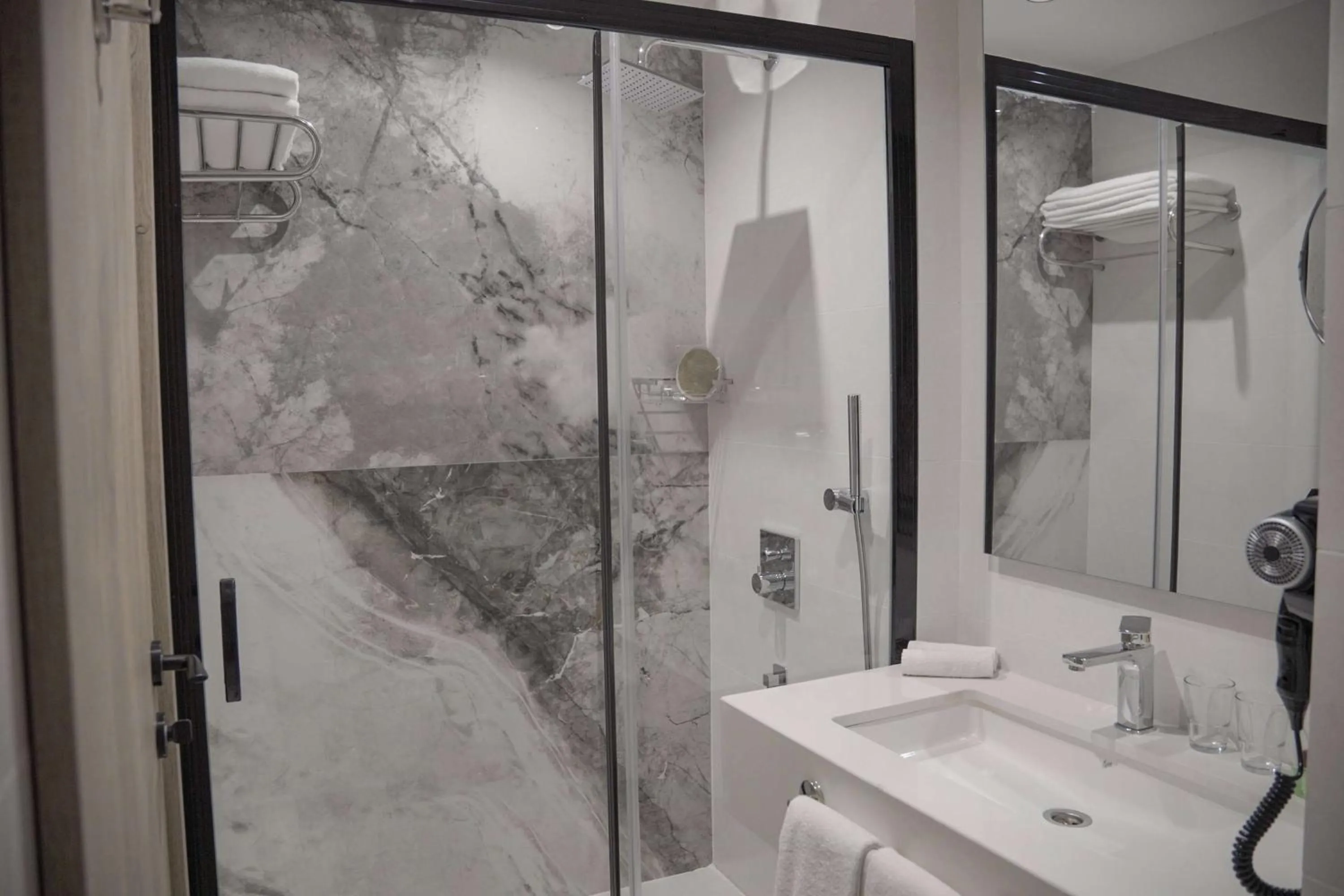 TV and multimedia in Ramada Plaza By Wyndham Batman