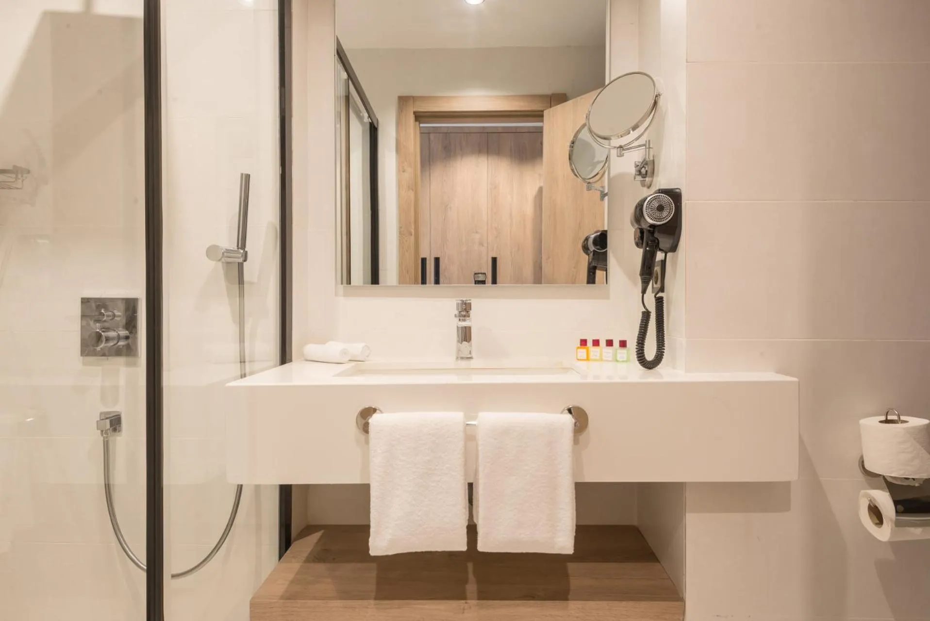 Bathroom in Ramada Plaza By Wyndham Batman