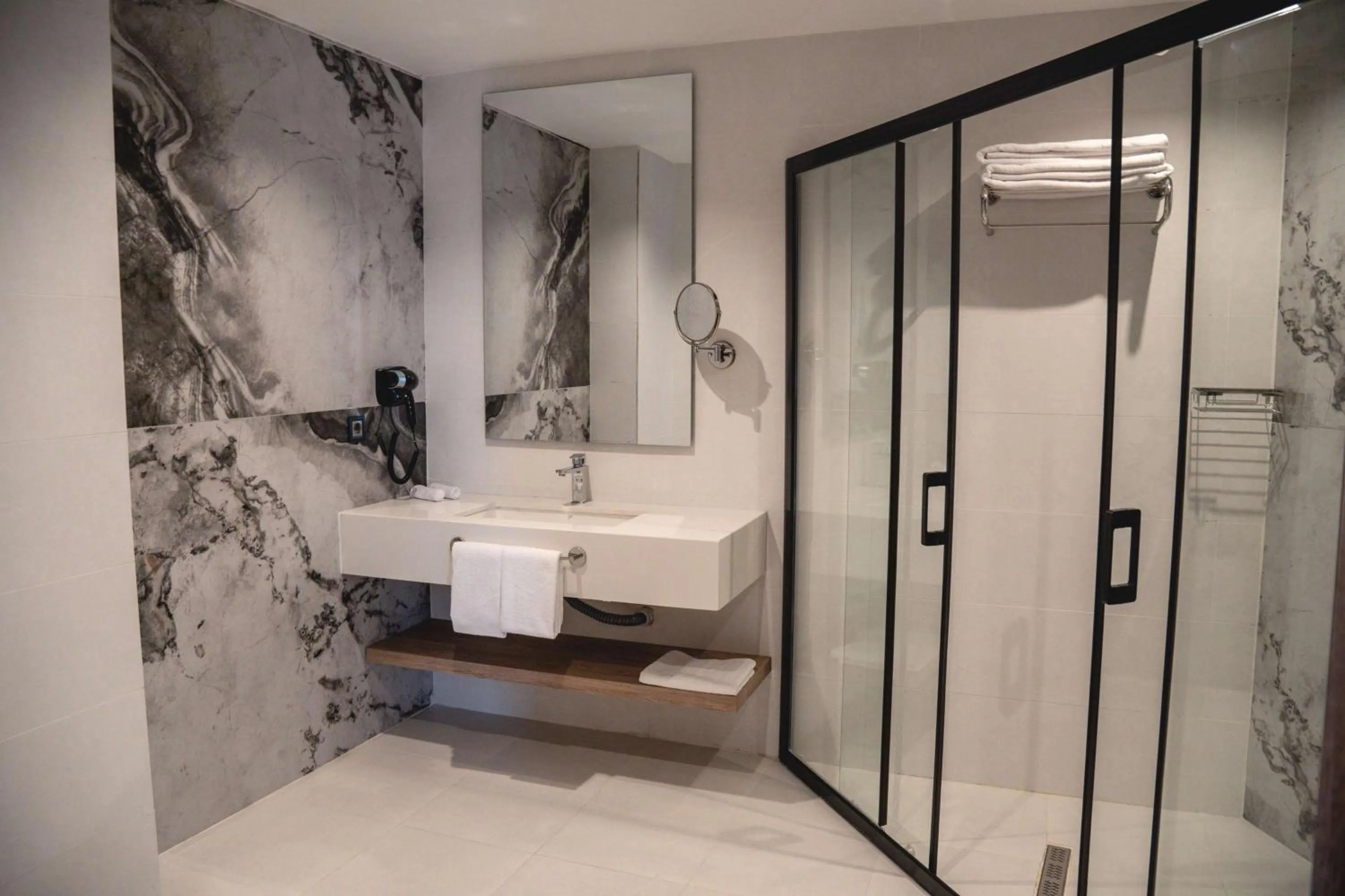 TV and multimedia in Ramada Plaza By Wyndham Batman