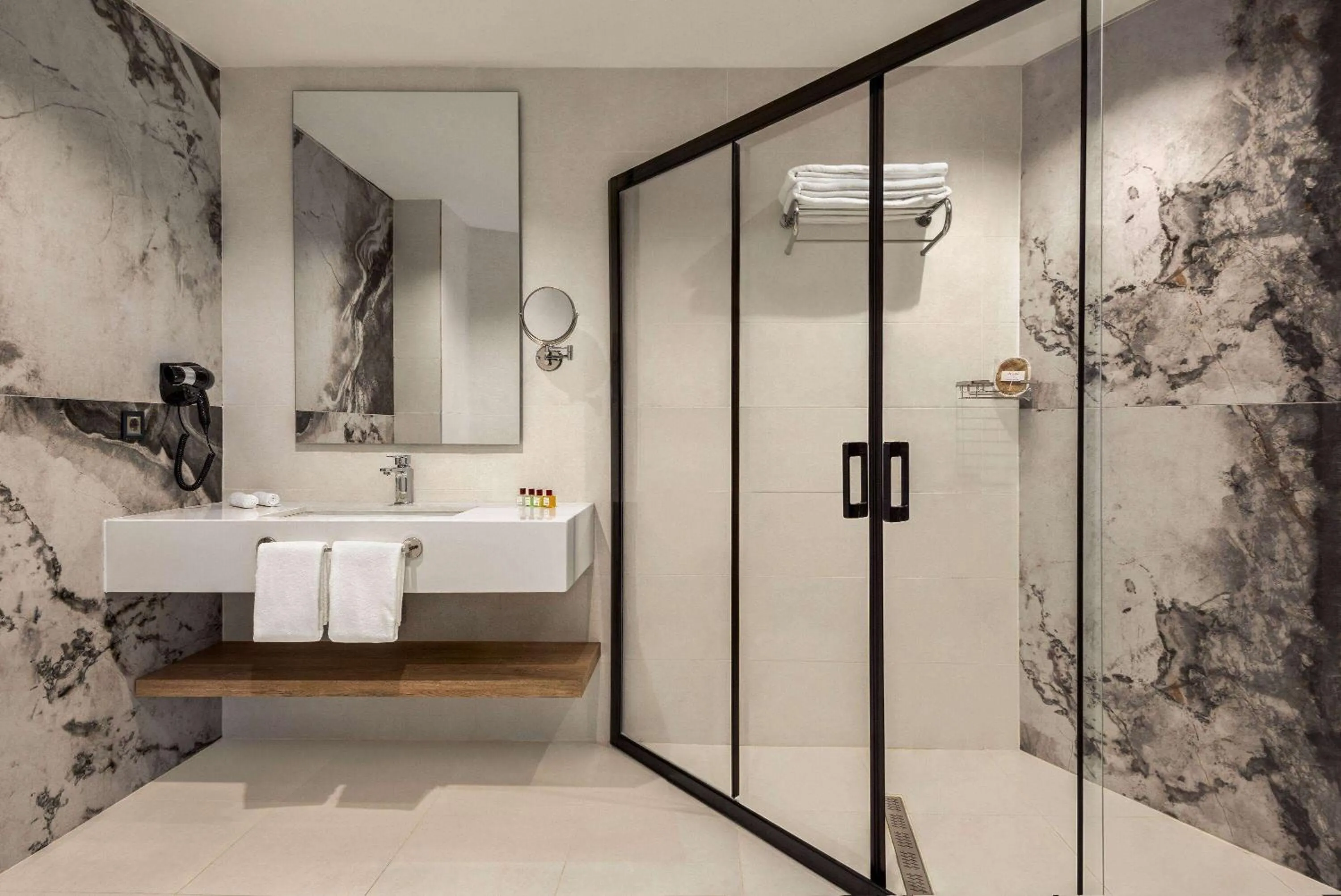 TV and multimedia in Ramada Plaza By Wyndham Batman