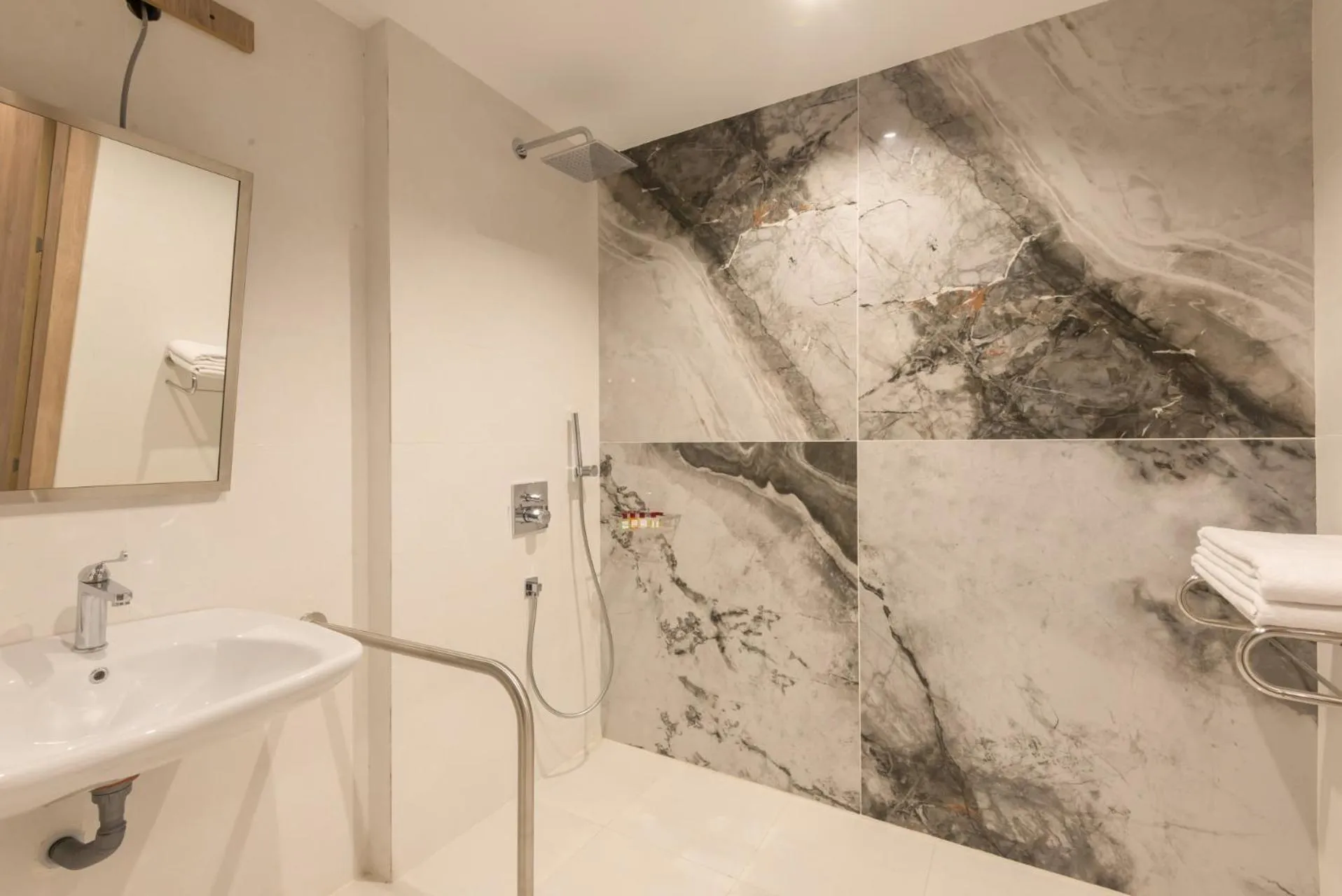 Bathroom in Ramada Plaza By Wyndham Batman