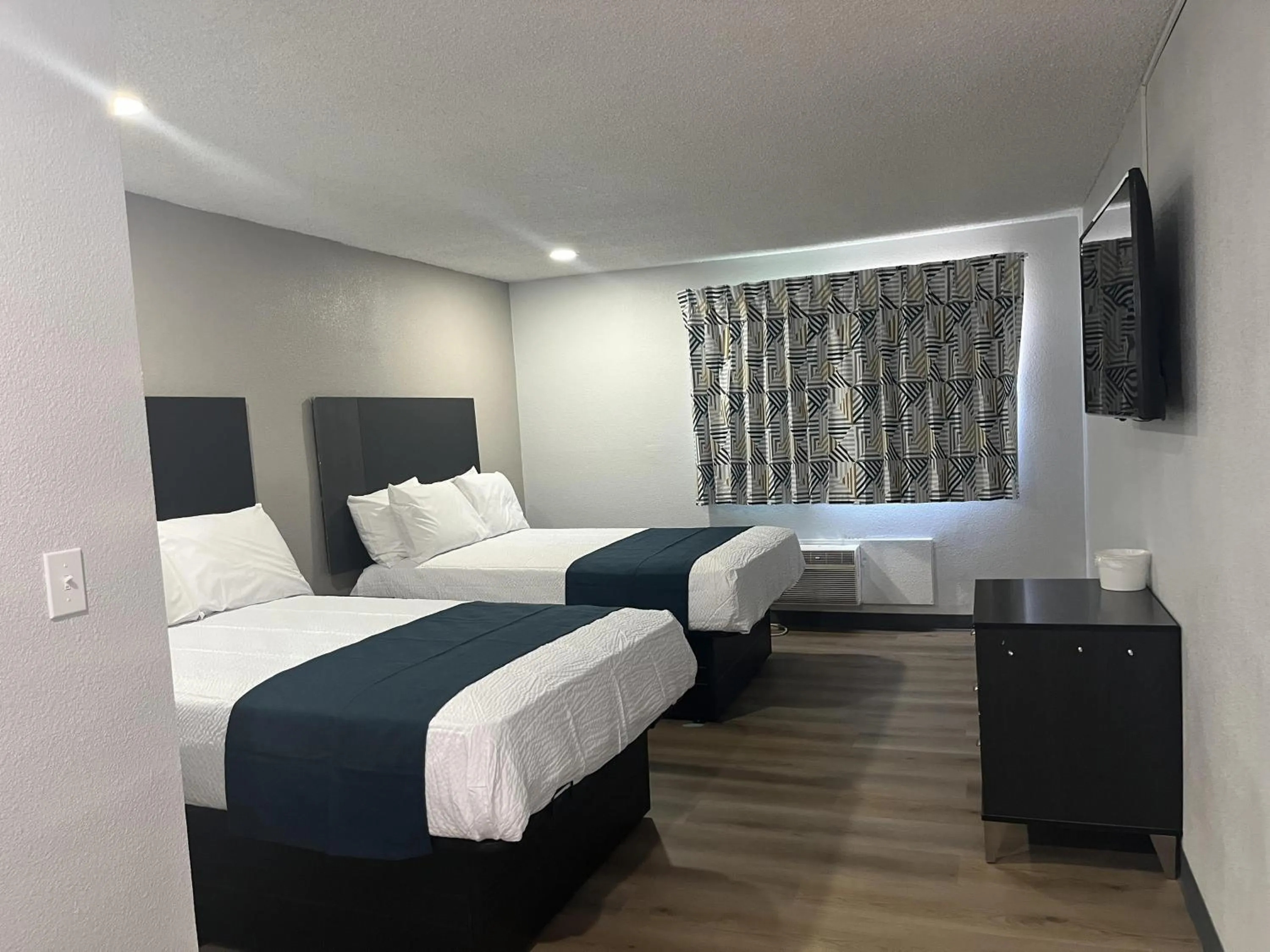 Bed in Motel 6 - Las Vegas, NV – Downtown Fremont St Experience
