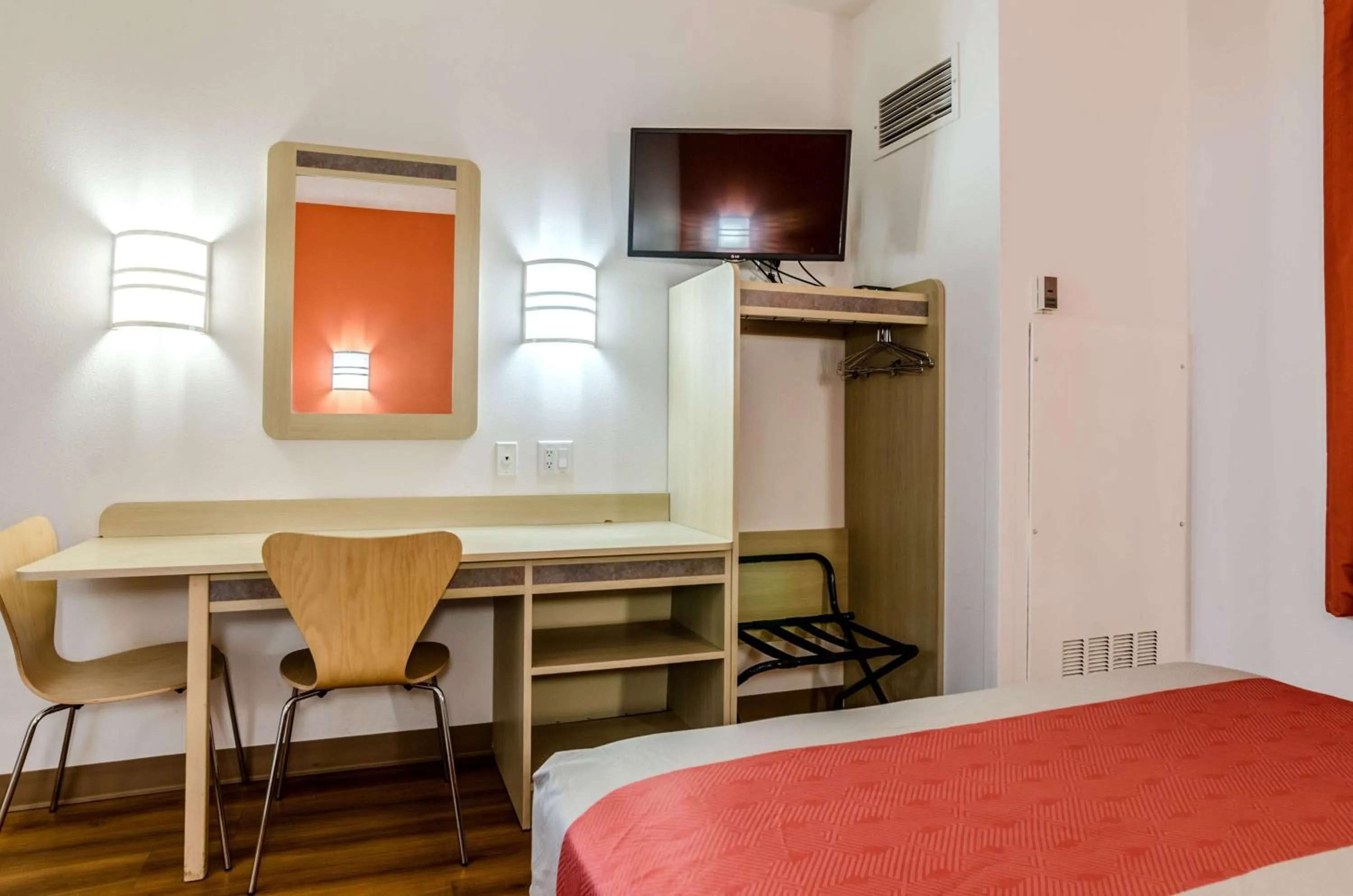 Photo of the whole room, Bed in Motel 6-Kearney, NE