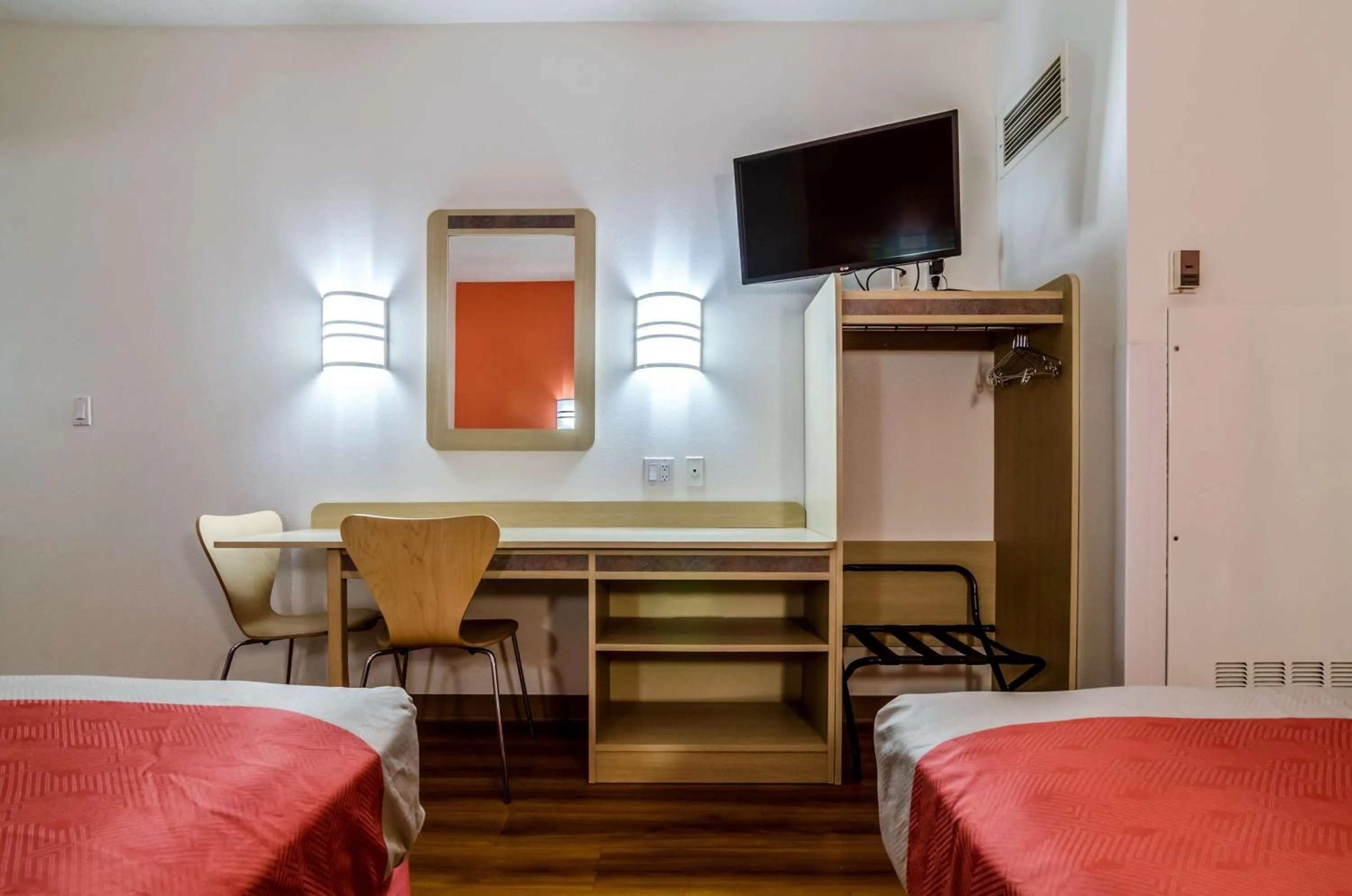 Photo of the whole room, Bed in Motel 6-Kearney, NE