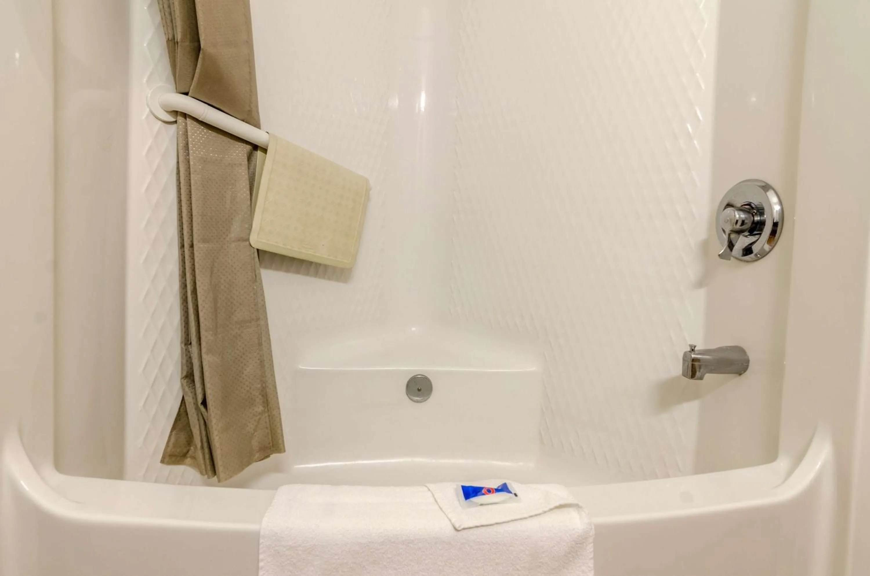 Photo of the whole room in Motel 6-Kearney, NE