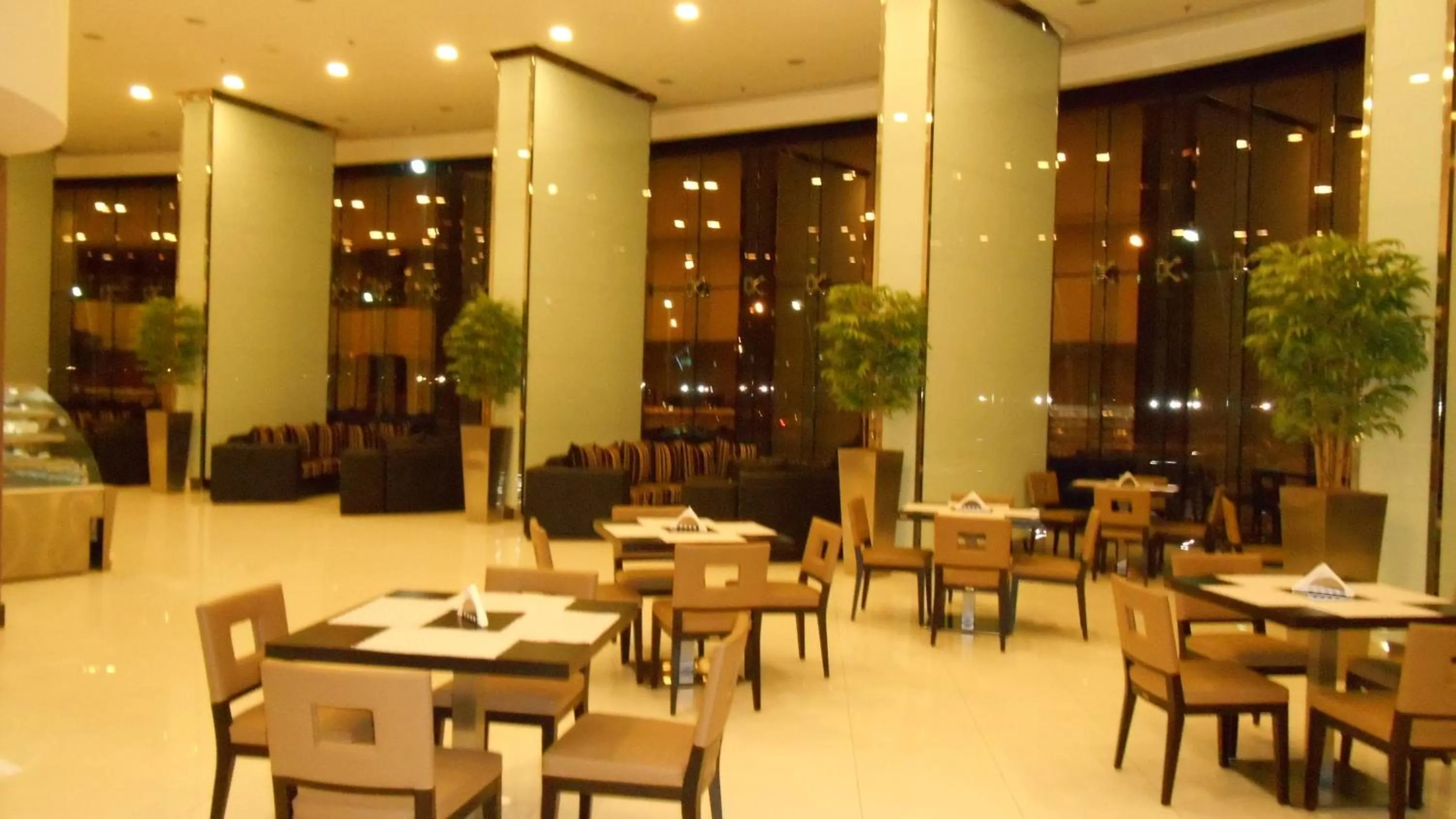 Restaurant/places to eat in Grand Mayral Hotel