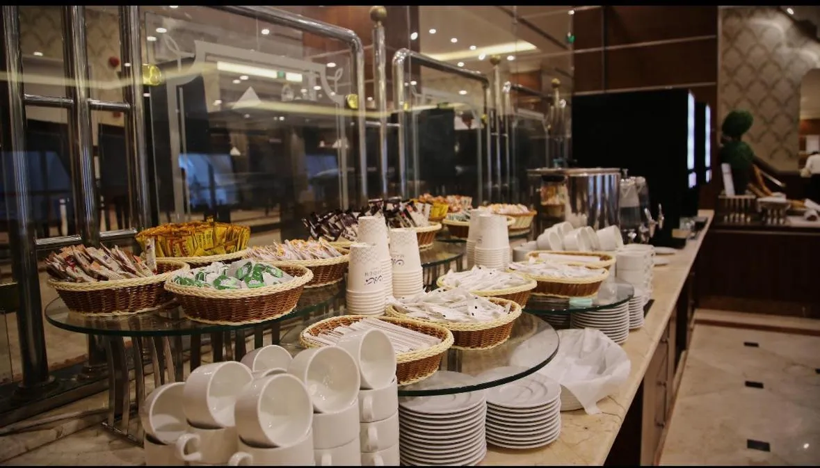 Restaurant/places to eat in Nozol Royal Inn Hotel