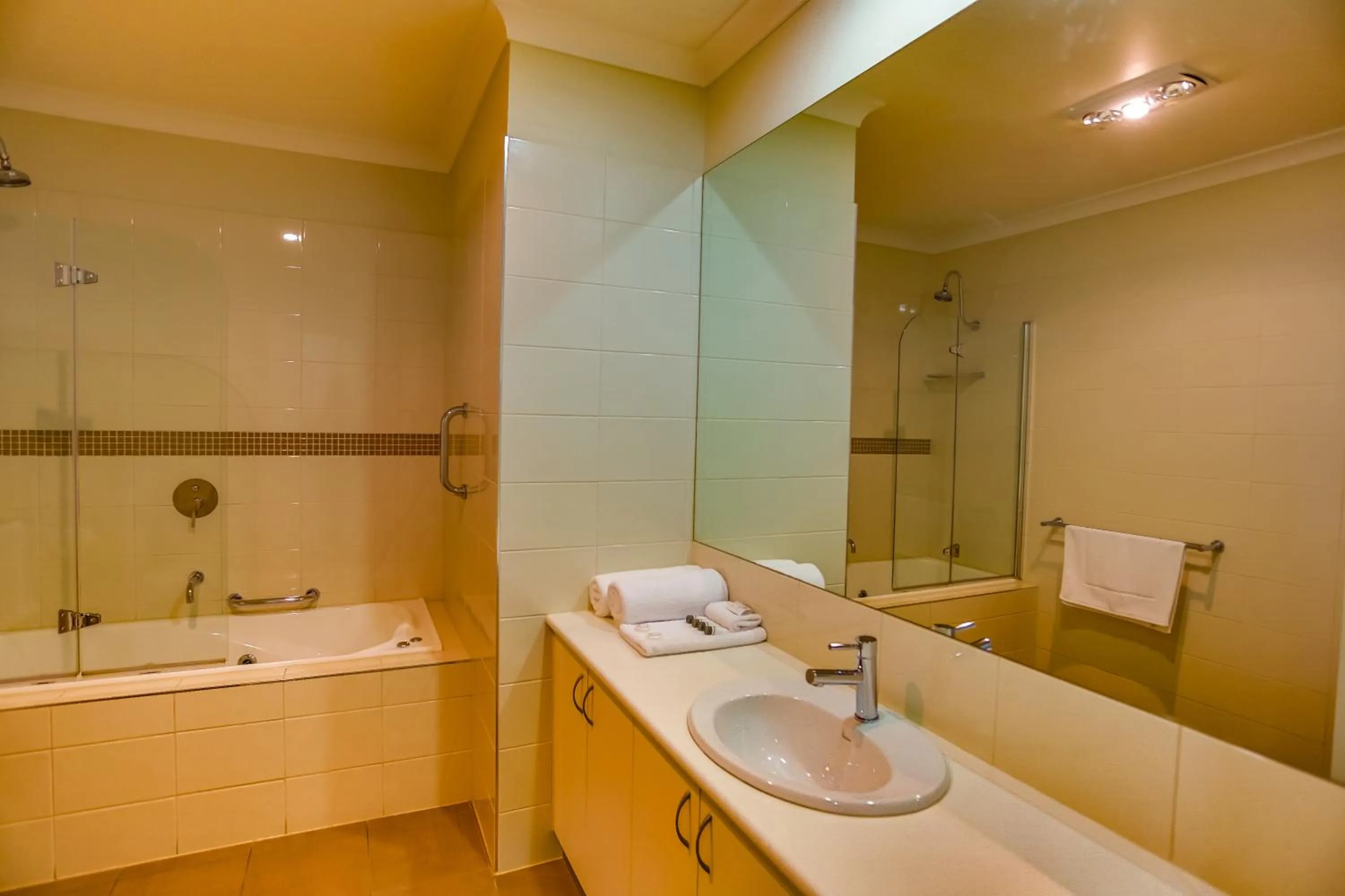 Bathroom in Murray Waters Motor Inn & Apartments