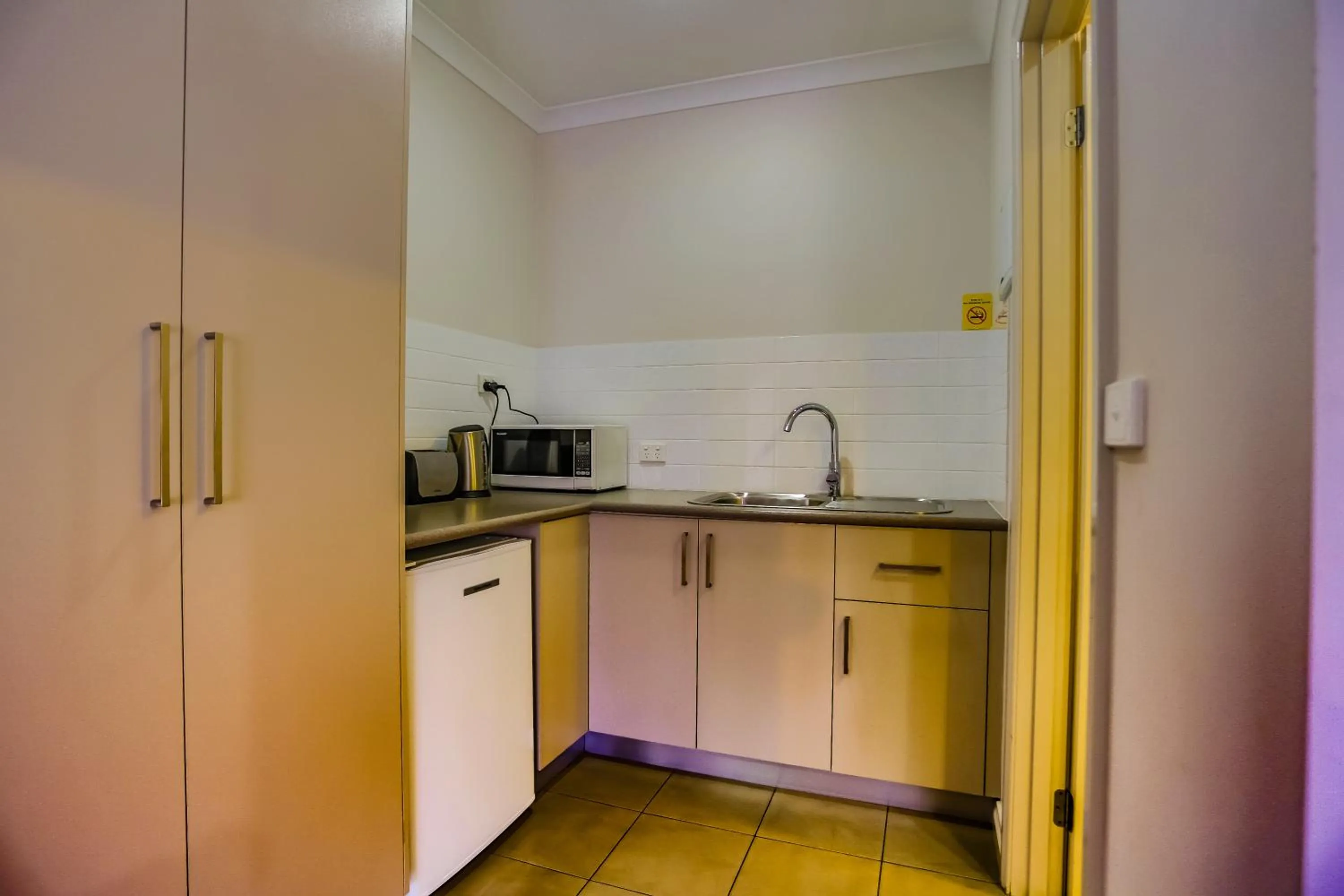 Kitchen or kitchenette in Murray Waters Motor Inn & Apartments