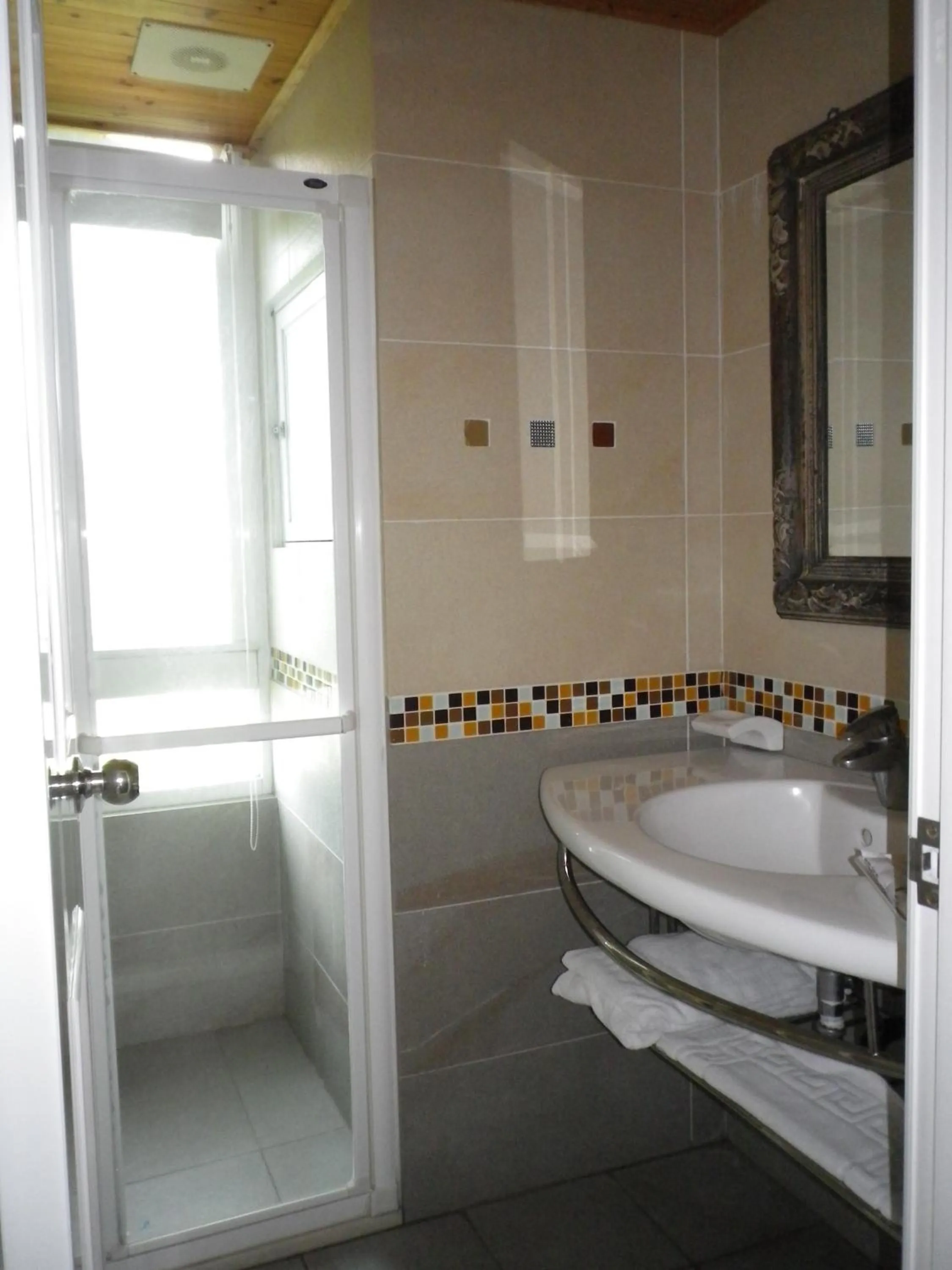 Bathroom in Mamalulu Hostel